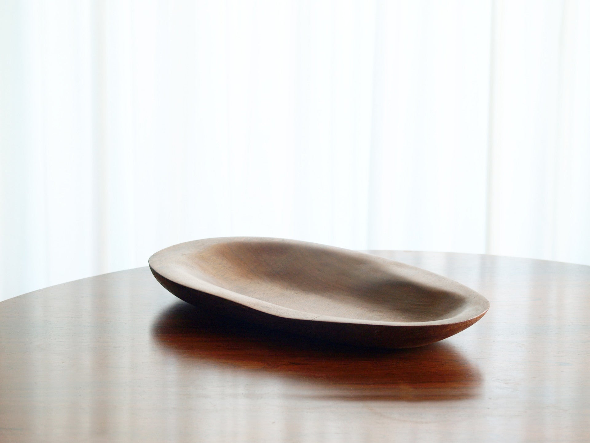 Coupe monoxyle ovale en sycomore, France (vers 1960)..Sycamore Ovoïd carved bowl, France (circa 1960)