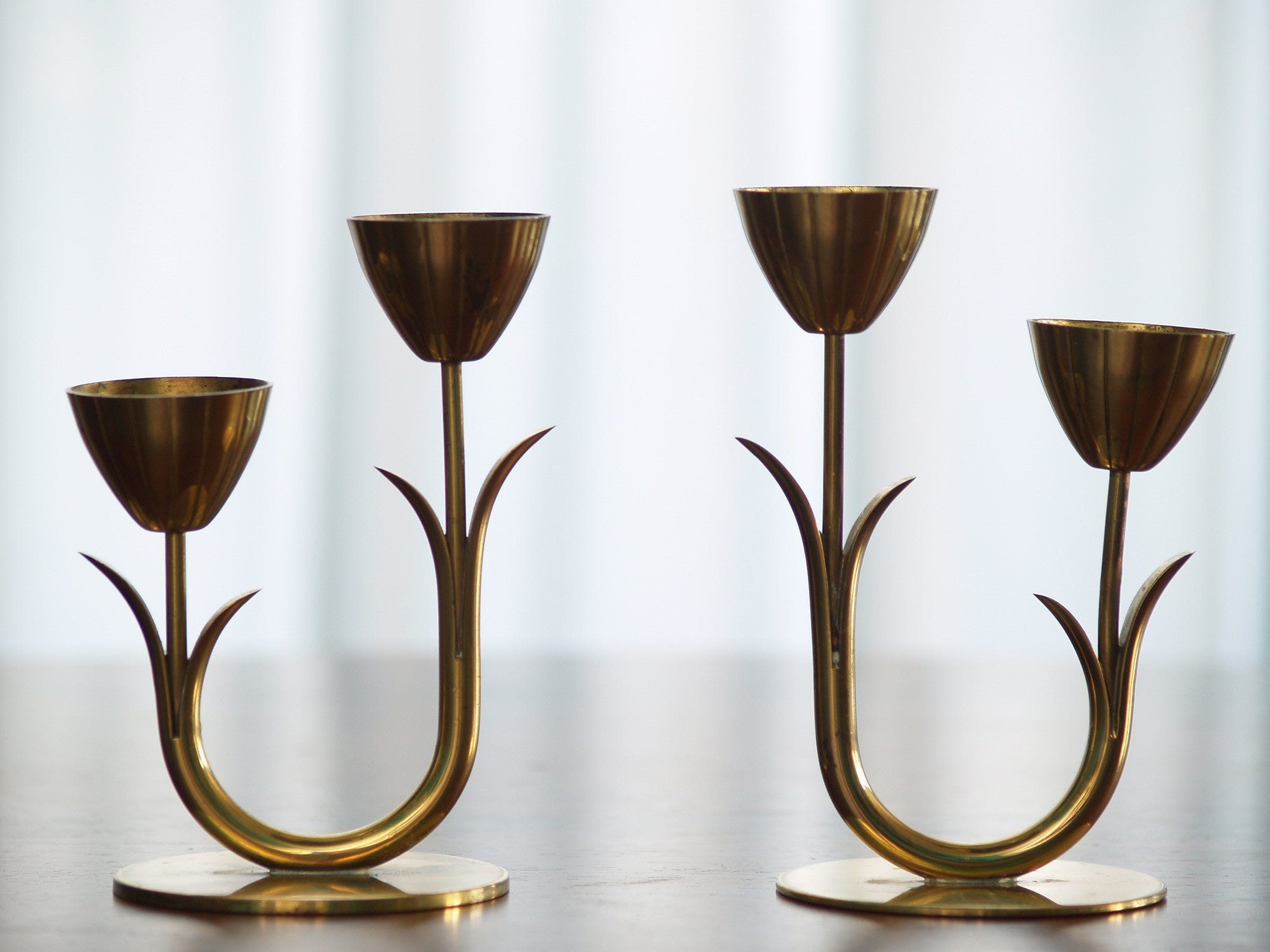 Paire de flambeaux de Gunnar Ander & Ystad Metall, Suède (années 1940)..Pair of candle holders by Gunnar Ander & Ystad Metall, Sweden (Circa 1940)