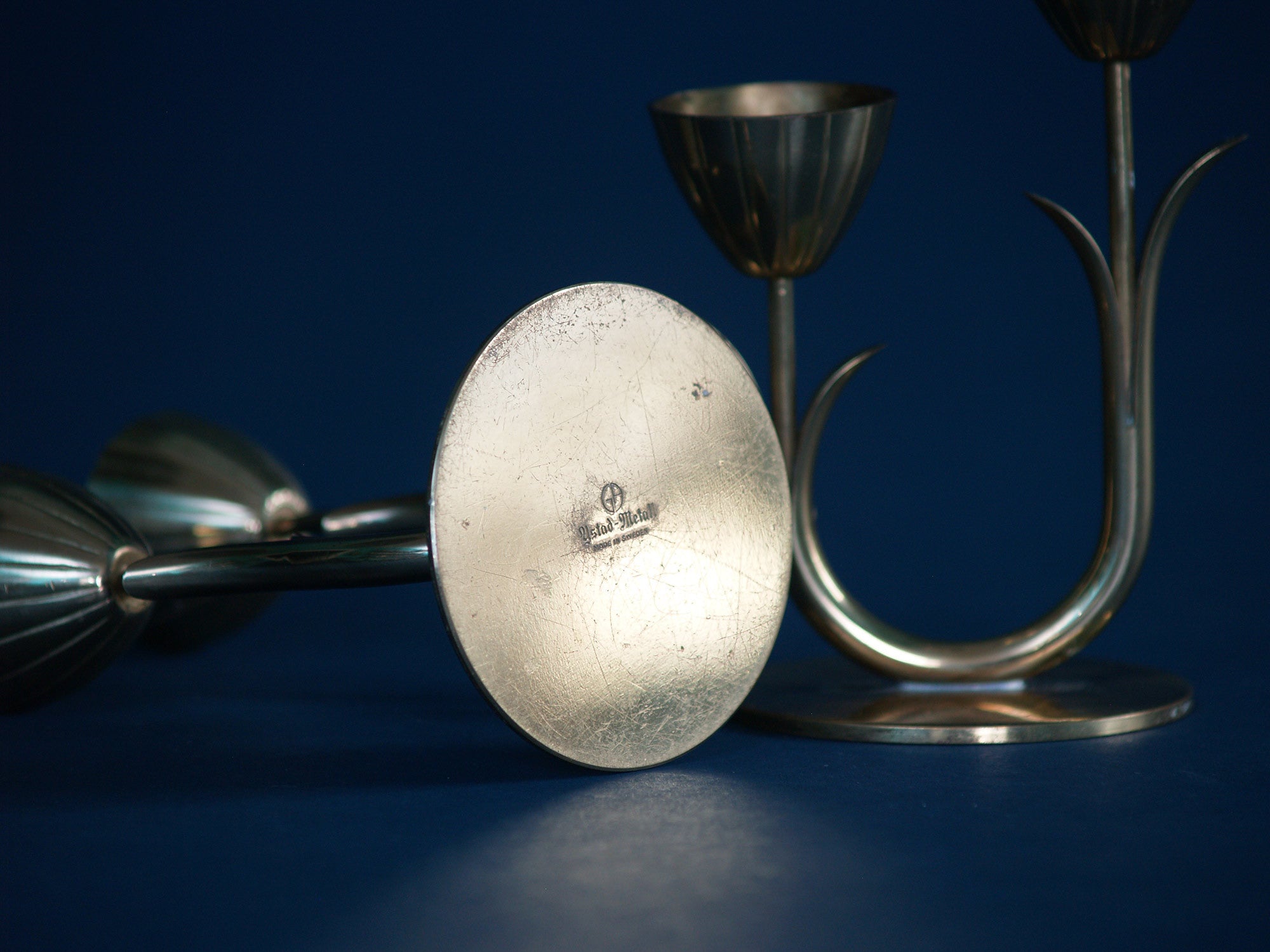 Paire de flambeaux de Gunnar Ander & Ystad Metall, Suède (années 1940)..Pair of candle holders by Gunnar Ander & Ystad Metall, Sweden (Circa 1940)