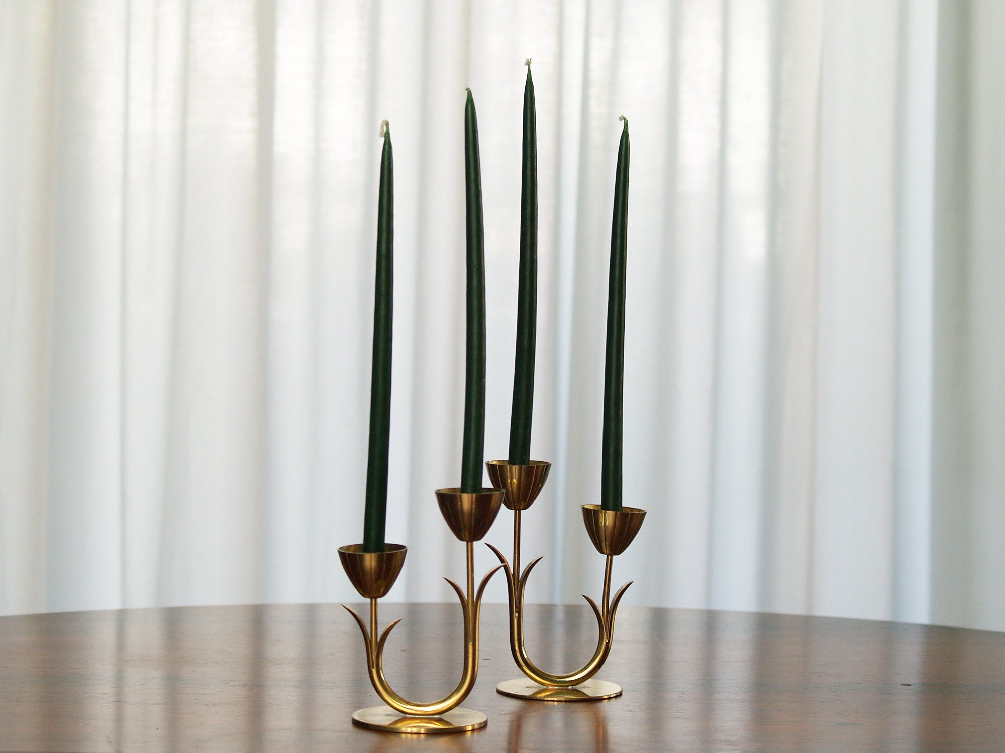 Paire de flambeaux de Gunnar Ander & Ystad Metall, Suède (années 1940)..Pair of candle holders by Gunnar Ander & Ystad Metall, Sweden (Circa 1940)