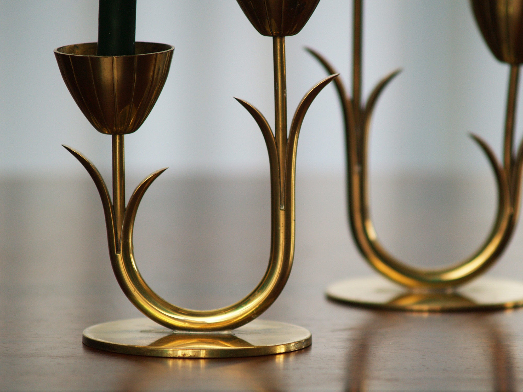 Paire de flambeaux de Gunnar Ander & Ystad Metall, Suède (années 1940)..Pair of candle holders by Gunnar Ander & Ystad Metall, Sweden (Circa 1940)