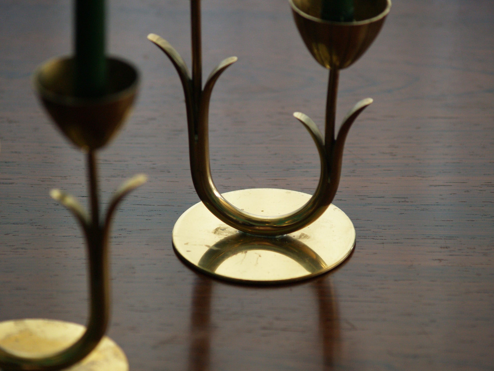 Paire de flambeaux de Gunnar Ander & Ystad Metall, Suède (années 1940)..Pair of candle holders by Gunnar Ander & Ystad Metall, Sweden (Circa 1940)