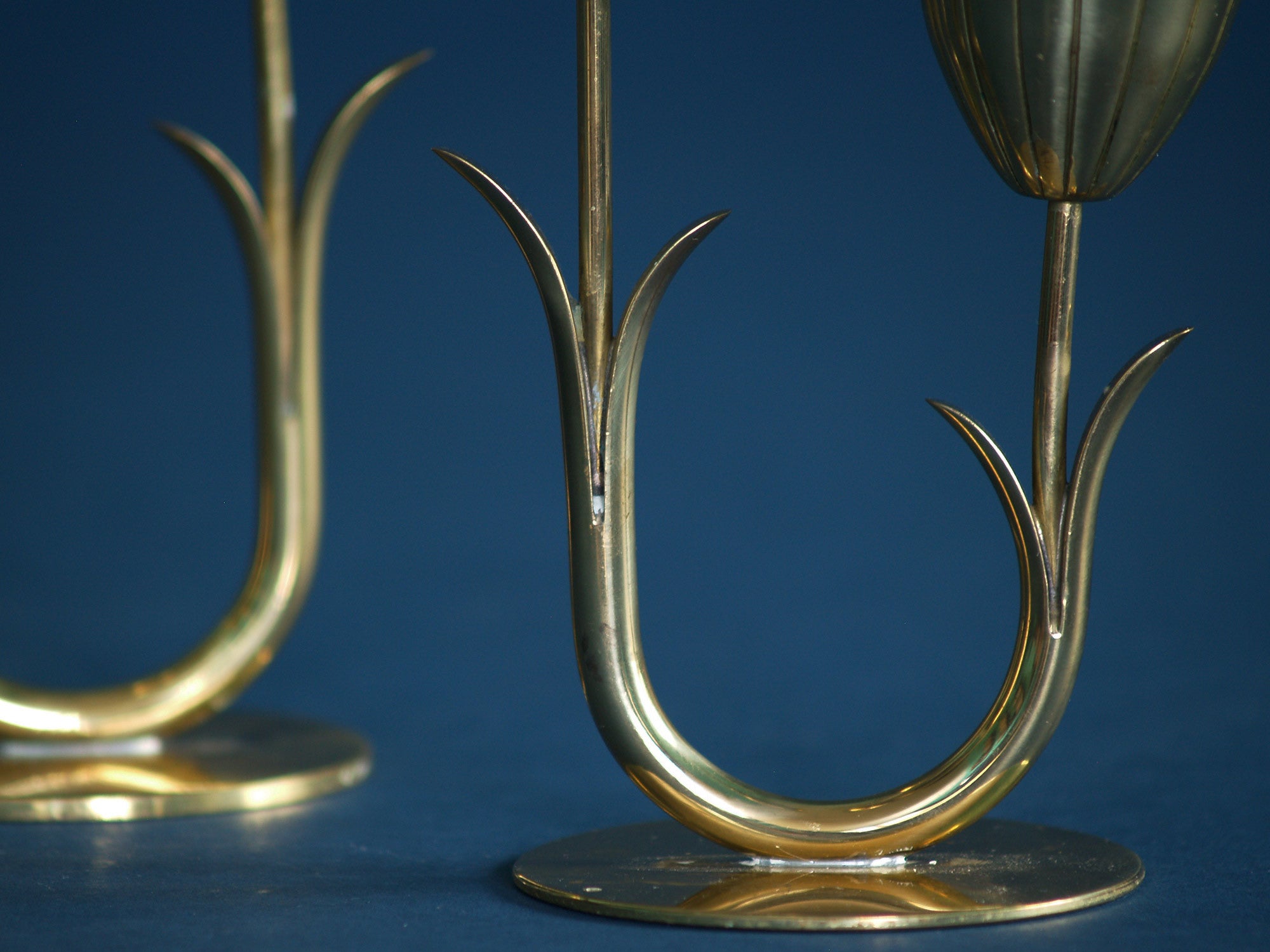 Paire de flambeaux de Gunnar Ander & Ystad Metall, Suède (années 1940)..Pair of candle holders by Gunnar Ander & Ystad Metall, Sweden (Circa 1940)