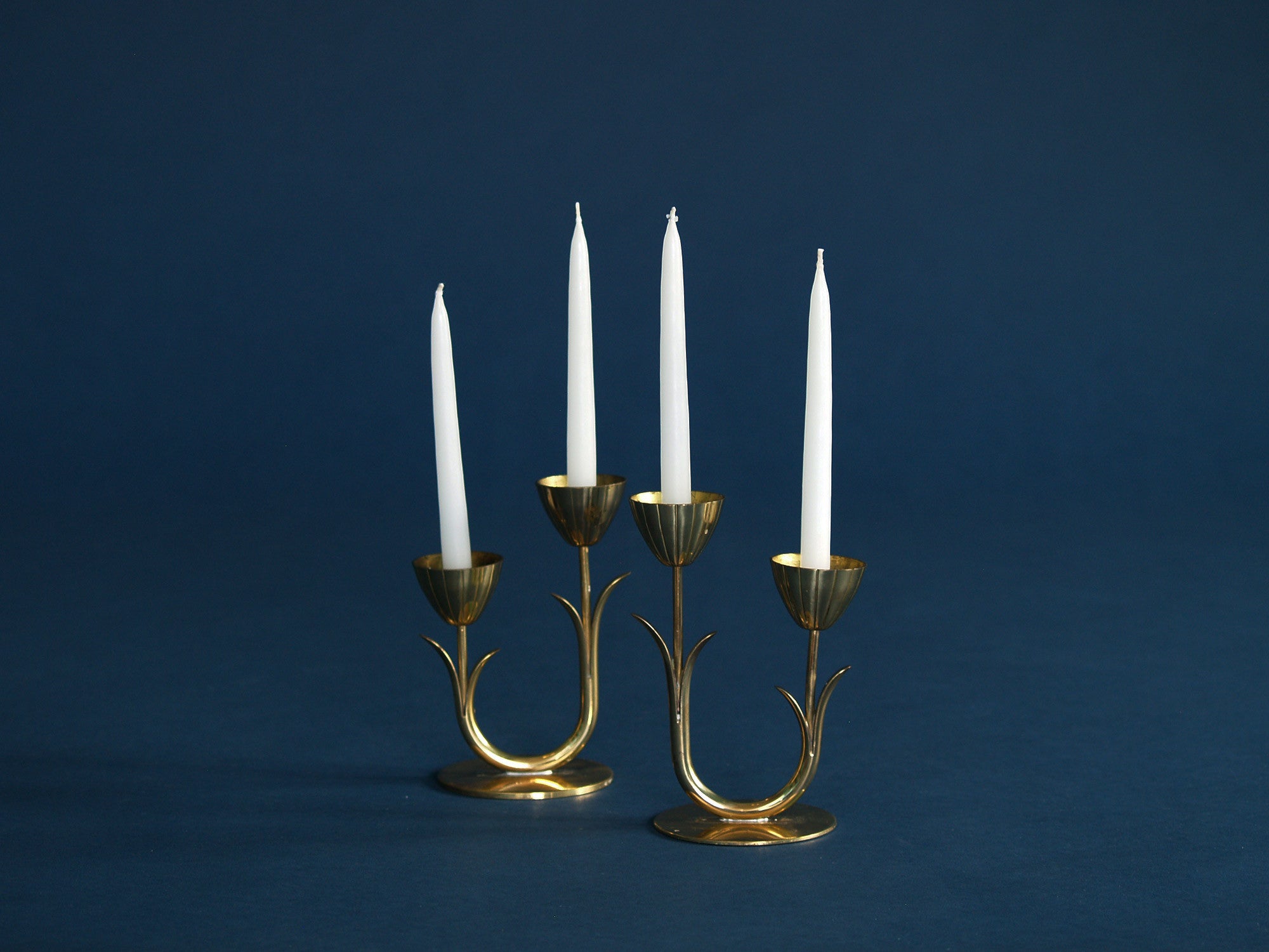 Paire de flambeaux de Gunnar Ander & Ystad Metall, Suède (années 1940)..Pair of candle holders by Gunnar Ander & Ystad Metall, Sweden (Circa 1940)