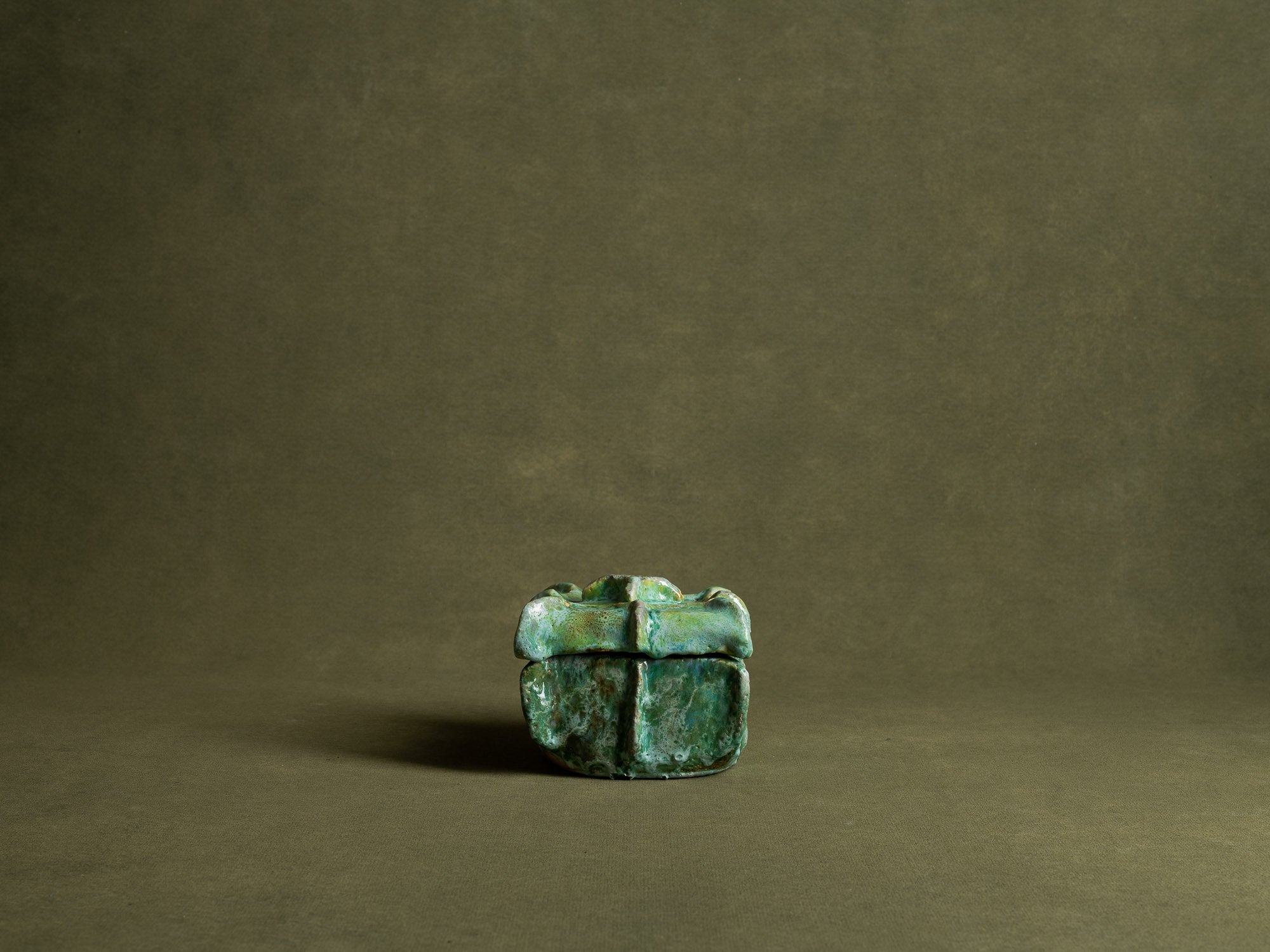 Rare boîte d’Alice Colonieu, France (vers 1950)..Earthenware Box by Alice Colonieu, France (circa 1950)