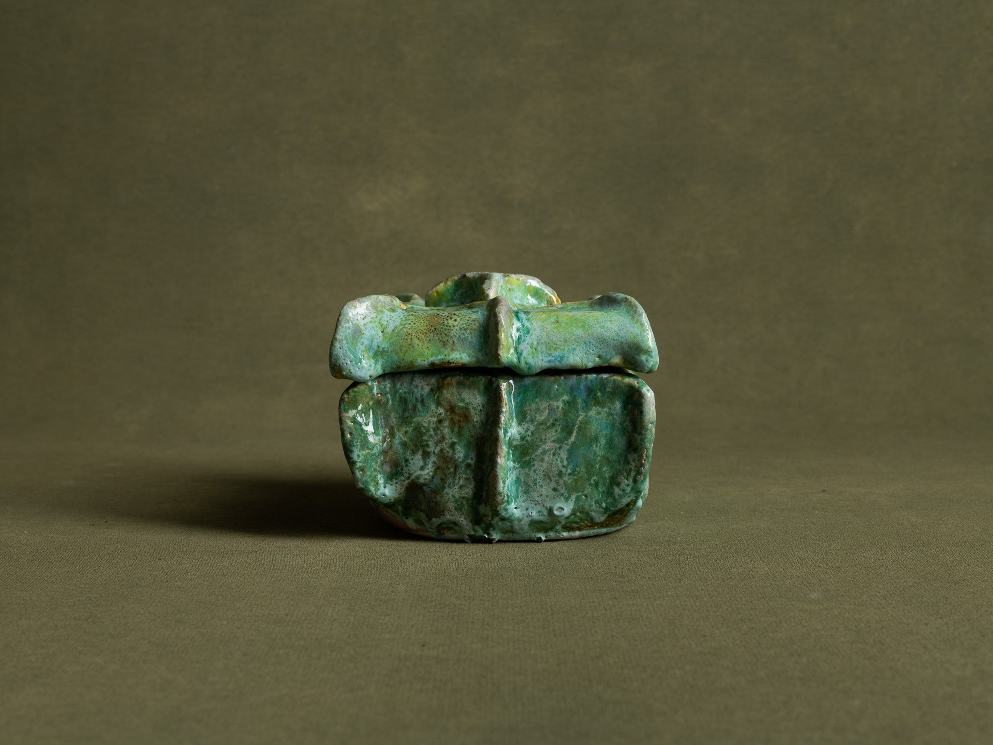 Rare boîte d’Alice Colonieu, France (vers 1950)..Earthenware Box by Alice Colonieu, France (circa 1950)
