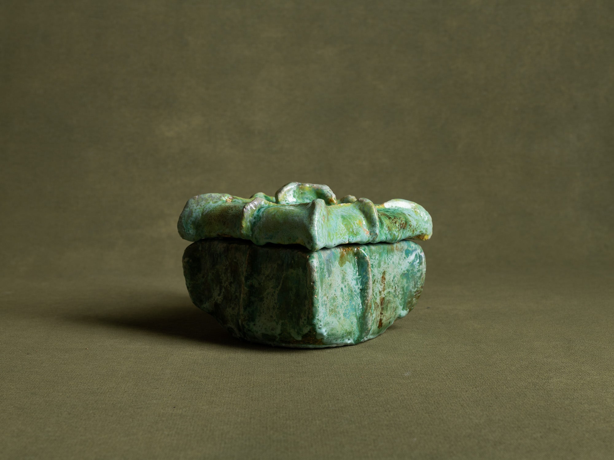 Rare boîte d’Alice Colonieu, France (vers 1950)..Earthenware Box by Alice Colonieu, France (circa 1950)