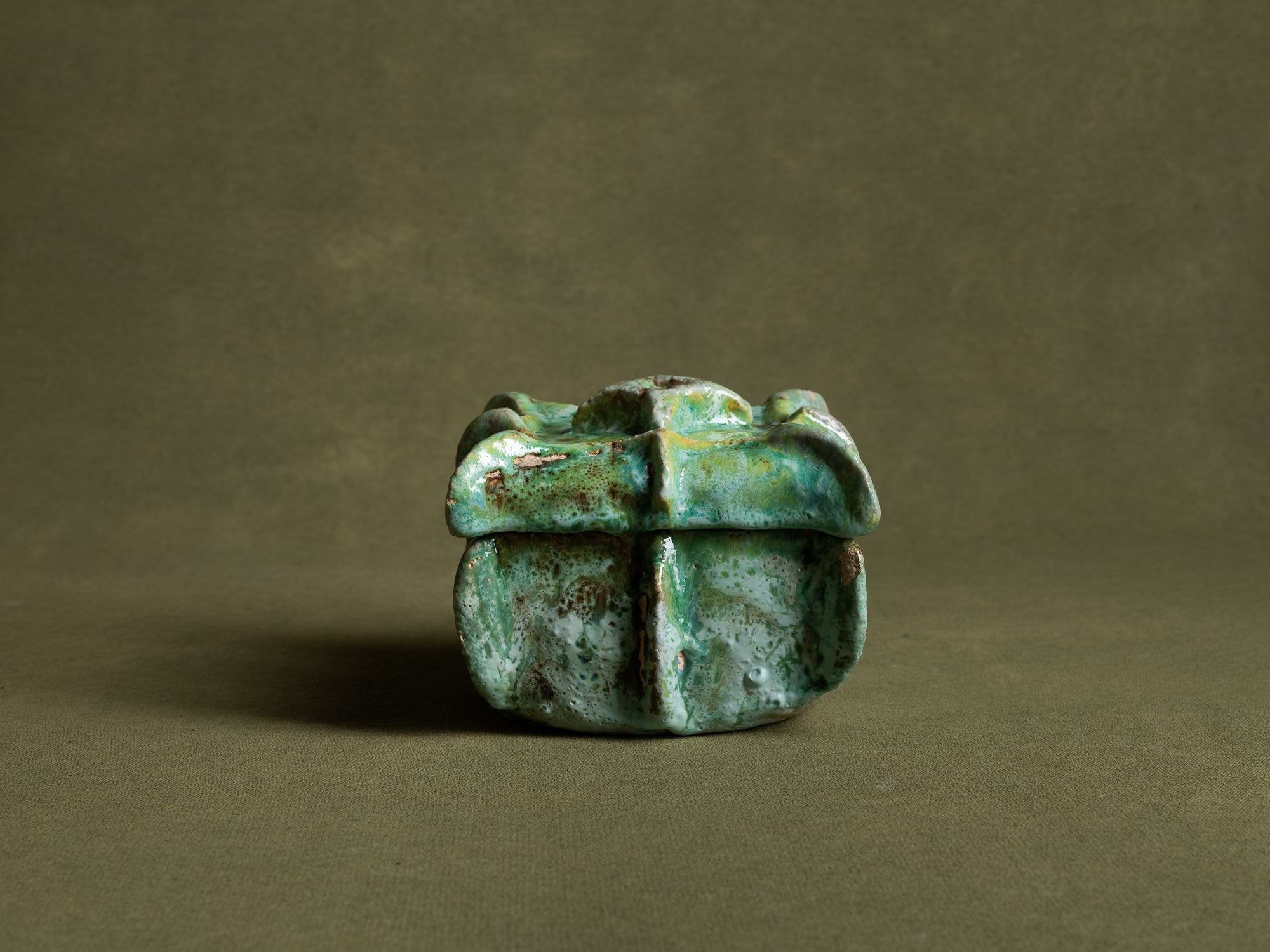 Rare boîte d’Alice Colonieu, France (vers 1950)..Earthenware Box by Alice Colonieu, France (circa 1950)