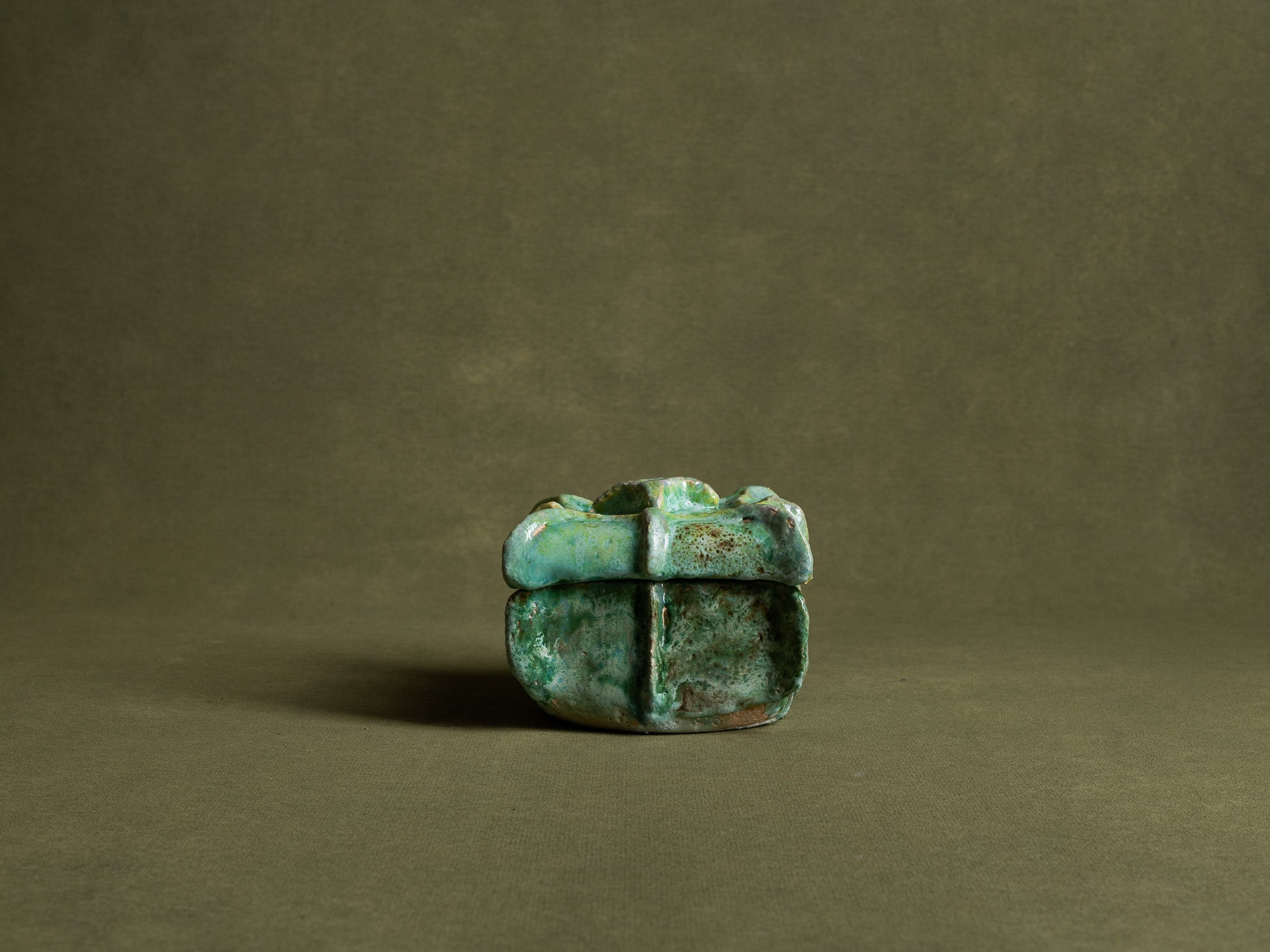Rare boîte d’Alice Colonieu, France (vers 1950)..Earthenware Box by Alice Colonieu, France (circa 1950)