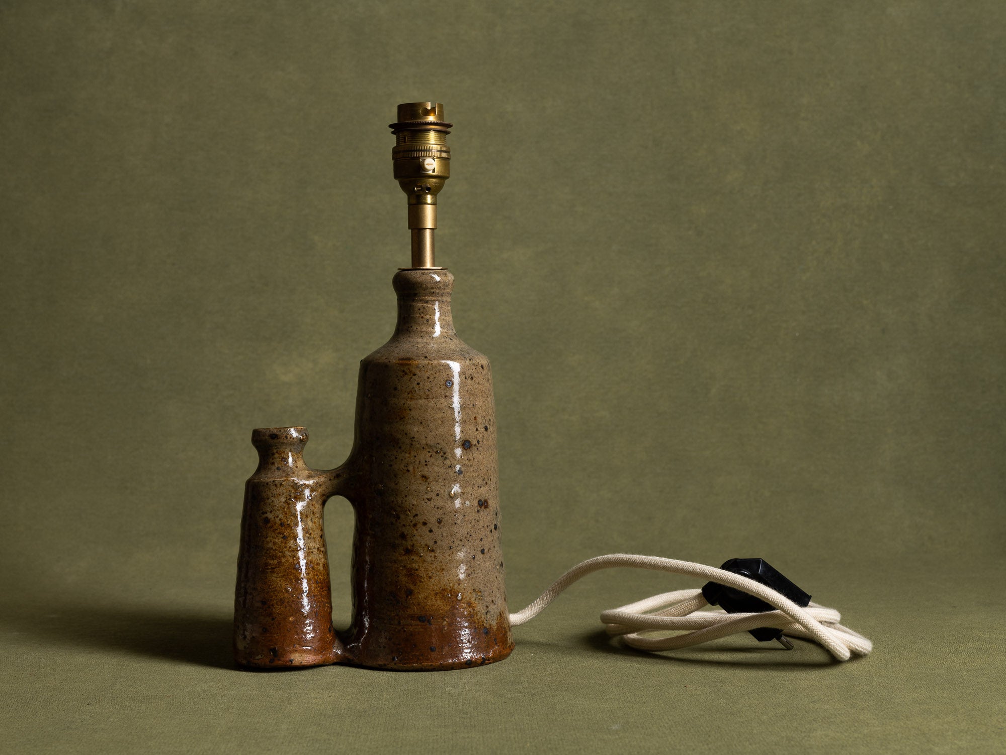 Lampe‑vase en grès de Gustave Tiffoche, France (vers 1970)..Rare stoneware lamp‑vase by Gustave Tiffoche, France (circa 1985)