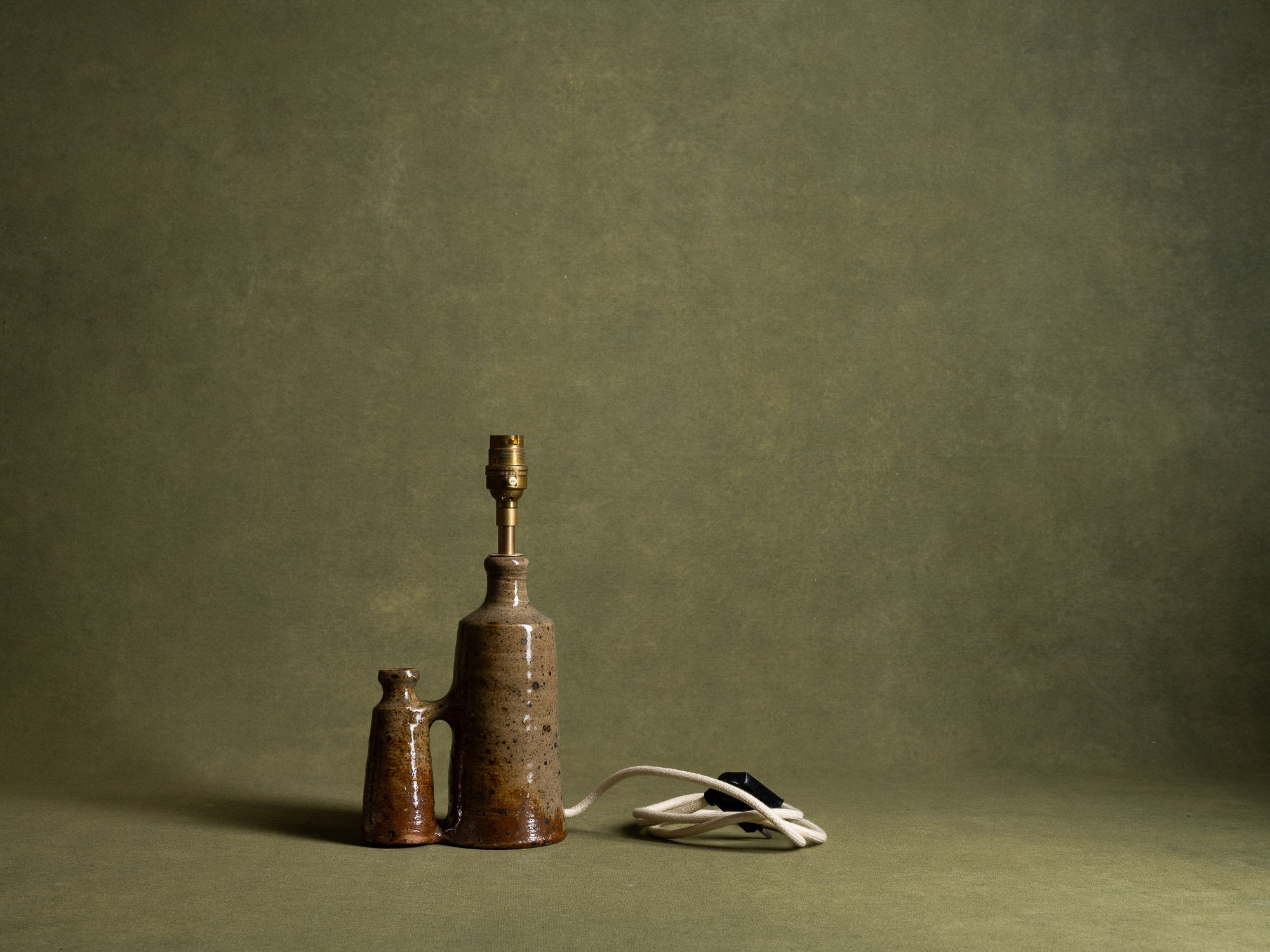 Lampe‑vase en grès de Gustave Tiffoche, France (vers 1970)..Rare stoneware lamp‑vase by Gustave Tiffoche, France (circa 1985)