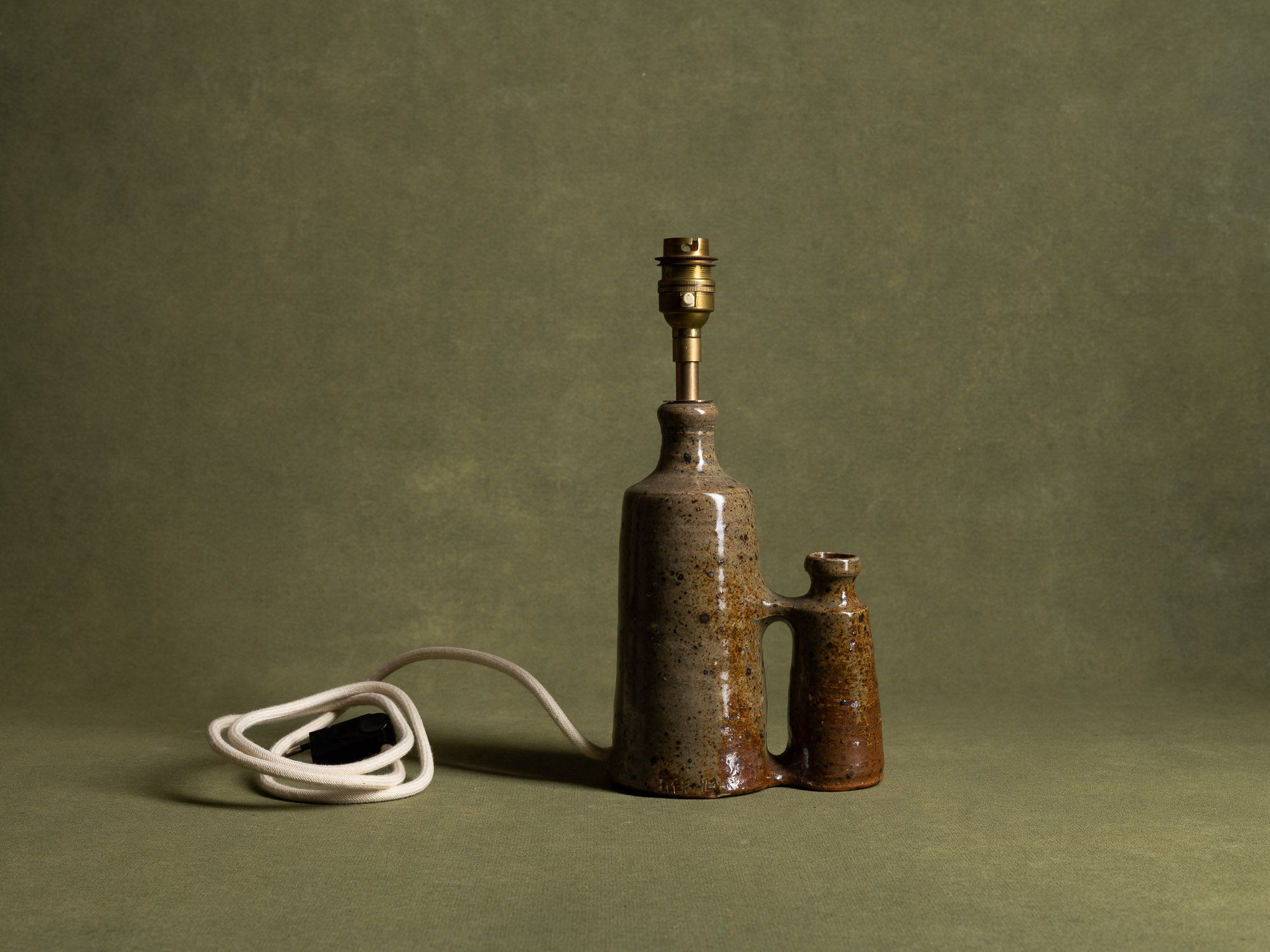 Lampe‑vase en grès de Gustave Tiffoche, France (vers 1970)..Rare stoneware lamp‑vase by Gustave Tiffoche, France (circa 1985)