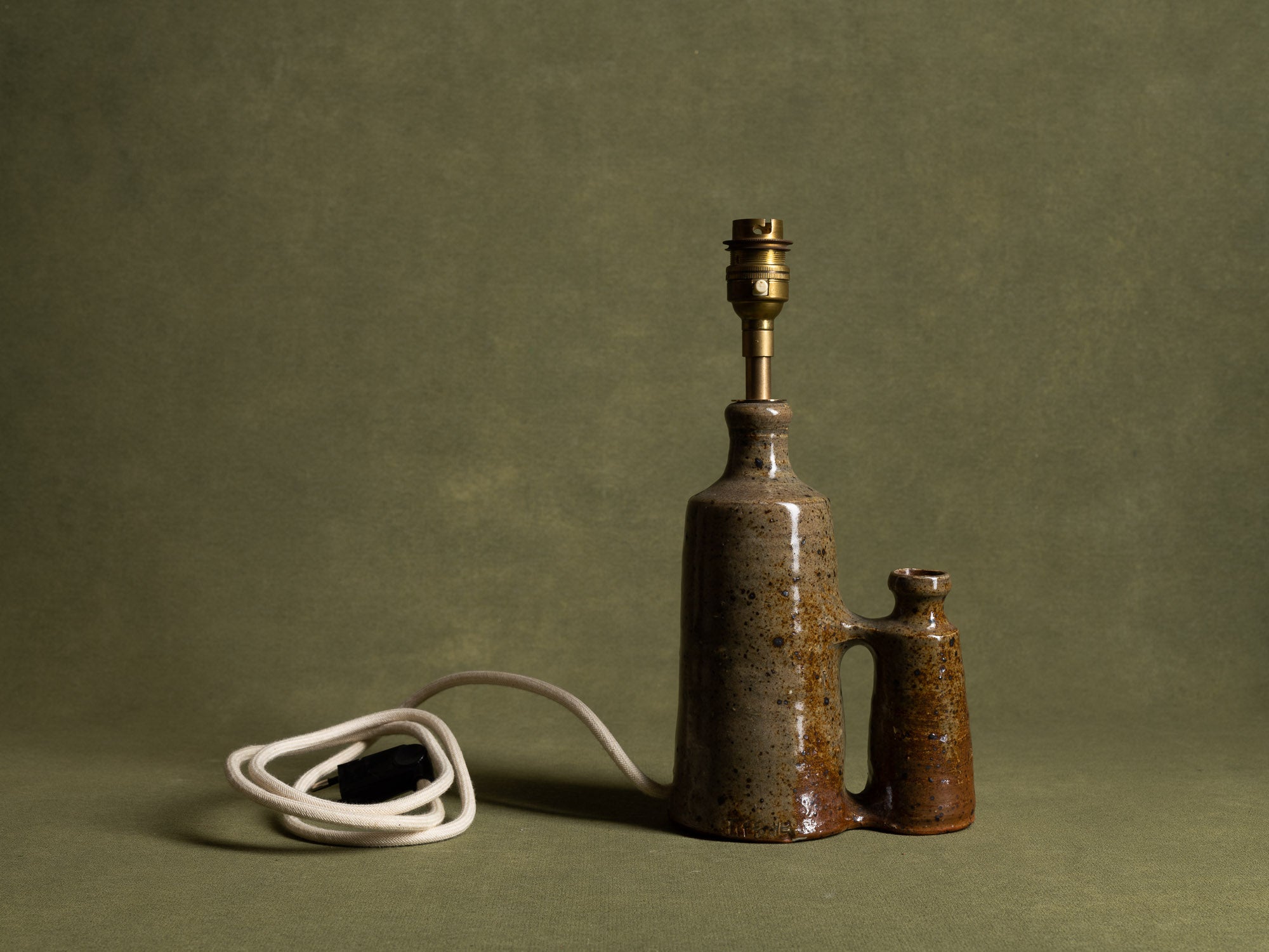 Lampe‑vase en grès de Gustave Tiffoche, France (vers 1970)..Rare stoneware lamp‑vase by Gustave Tiffoche, France (circa 1985)