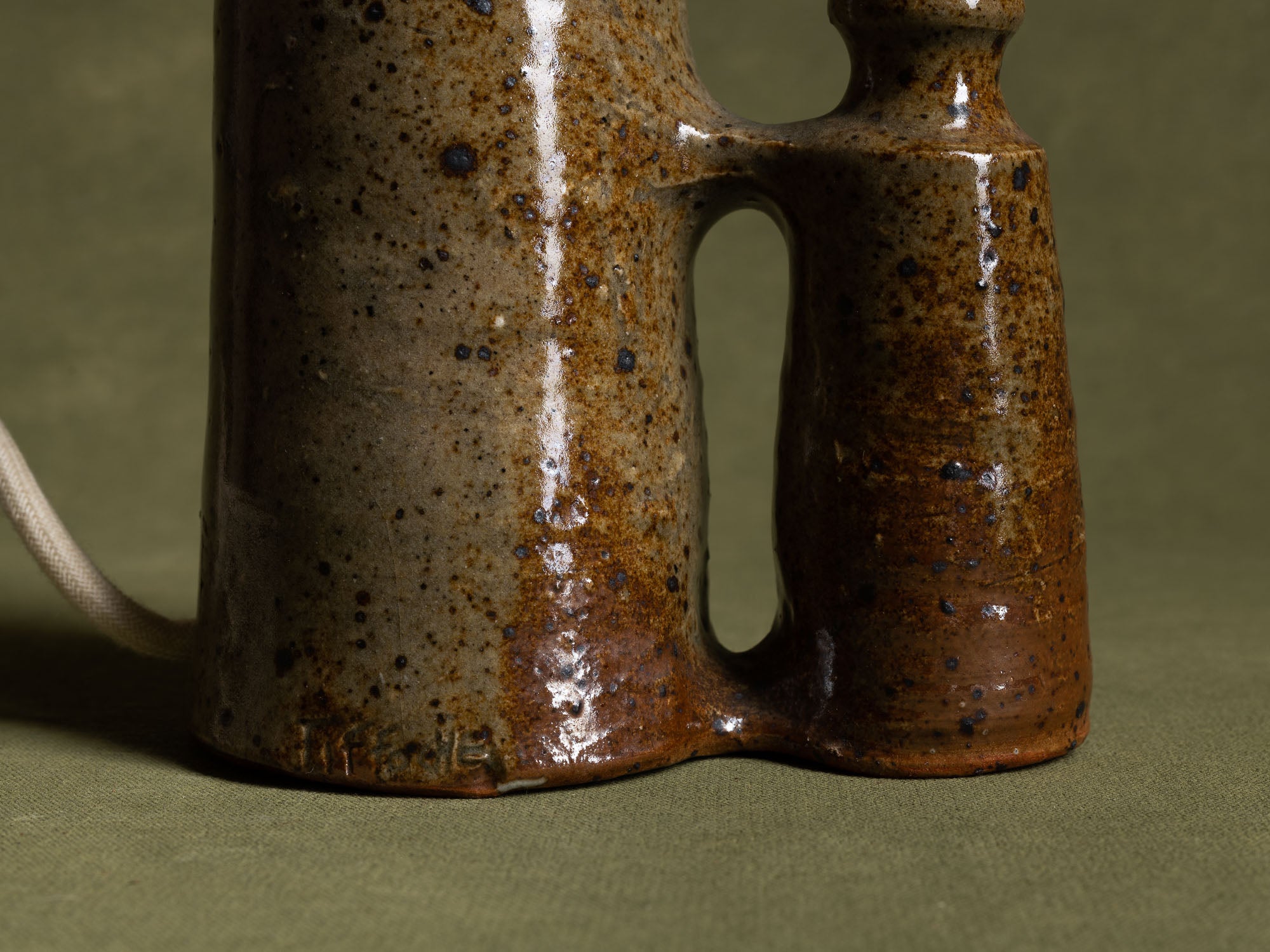 Lampe‑vase en grès de Gustave Tiffoche, France (vers 1970)..Rare stoneware lamp‑vase by Gustave Tiffoche, France (circa 1985)