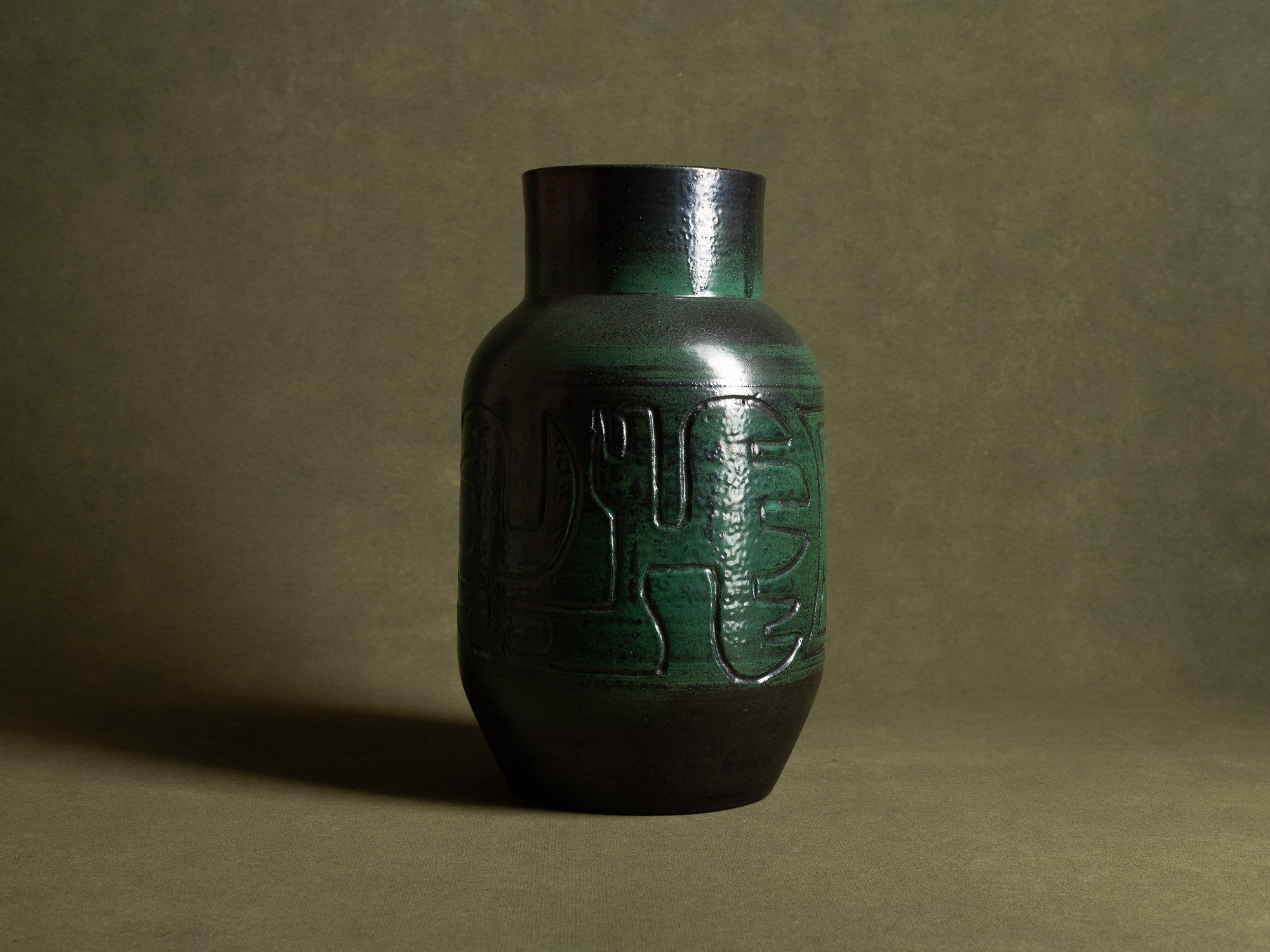 Important vase des Potiers d'Accolay, France (vers 1955)..Important vase by les Potiers d'Accolay, France (ca 1955)