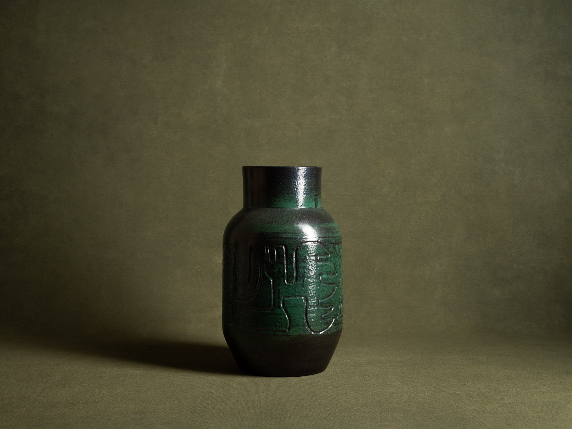 Important vase des Potiers d'Accolay, France (vers 1955)..Important vase by les Potiers d'Accolay, France (ca 1955)