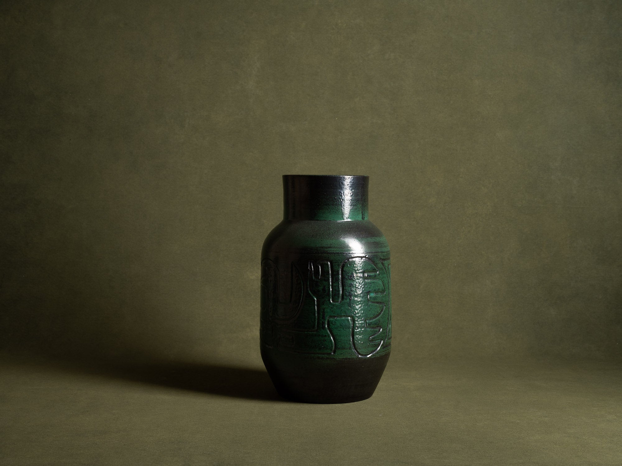 Important vase des Potiers d'Accolay, France (vers 1955)..Important vase by les Potiers d'Accolay, France (ca 1955)