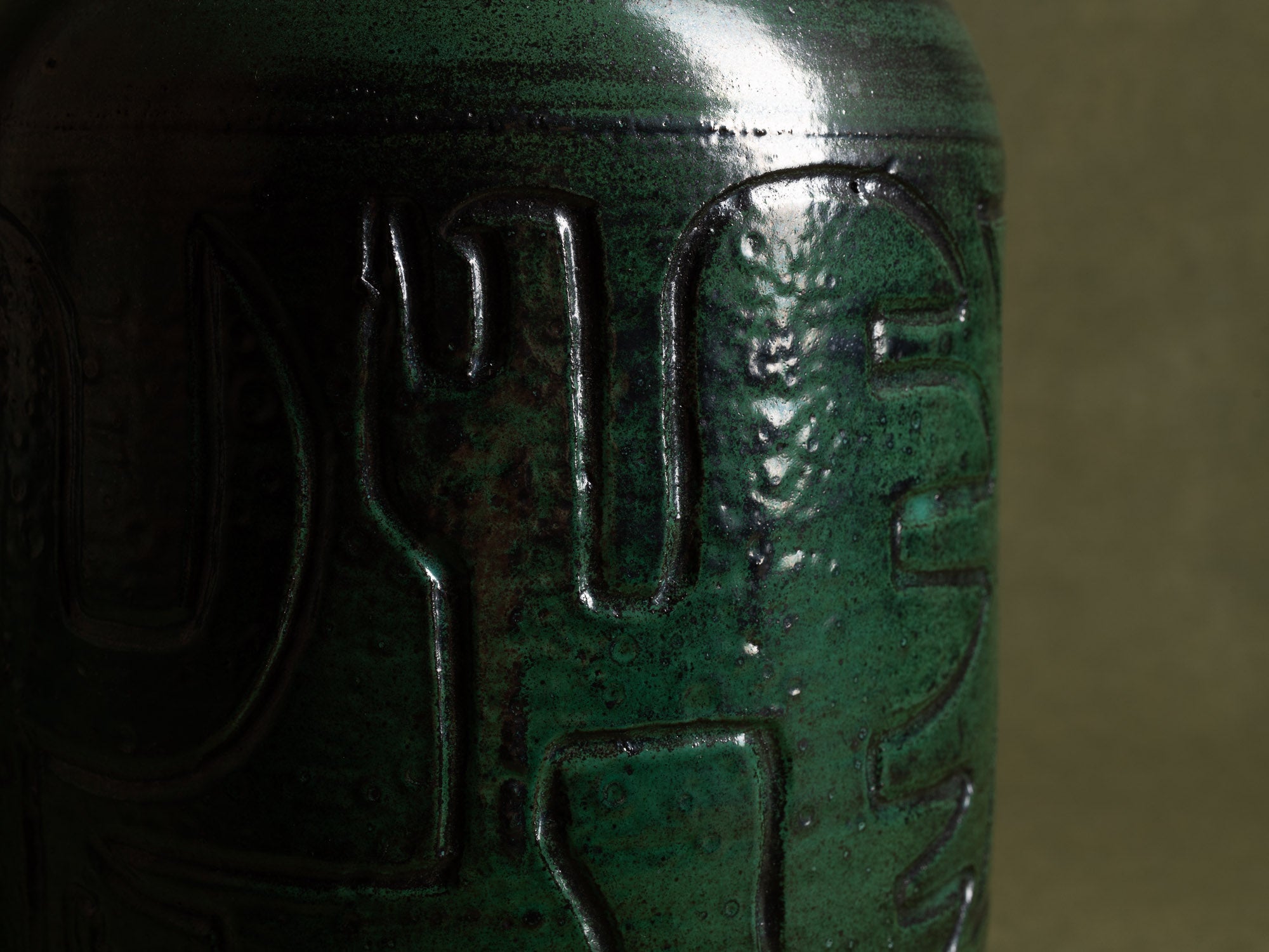 Important vase des Potiers d'Accolay, France (vers 1955)..Important vase by les Potiers d'Accolay, France (ca 1955)