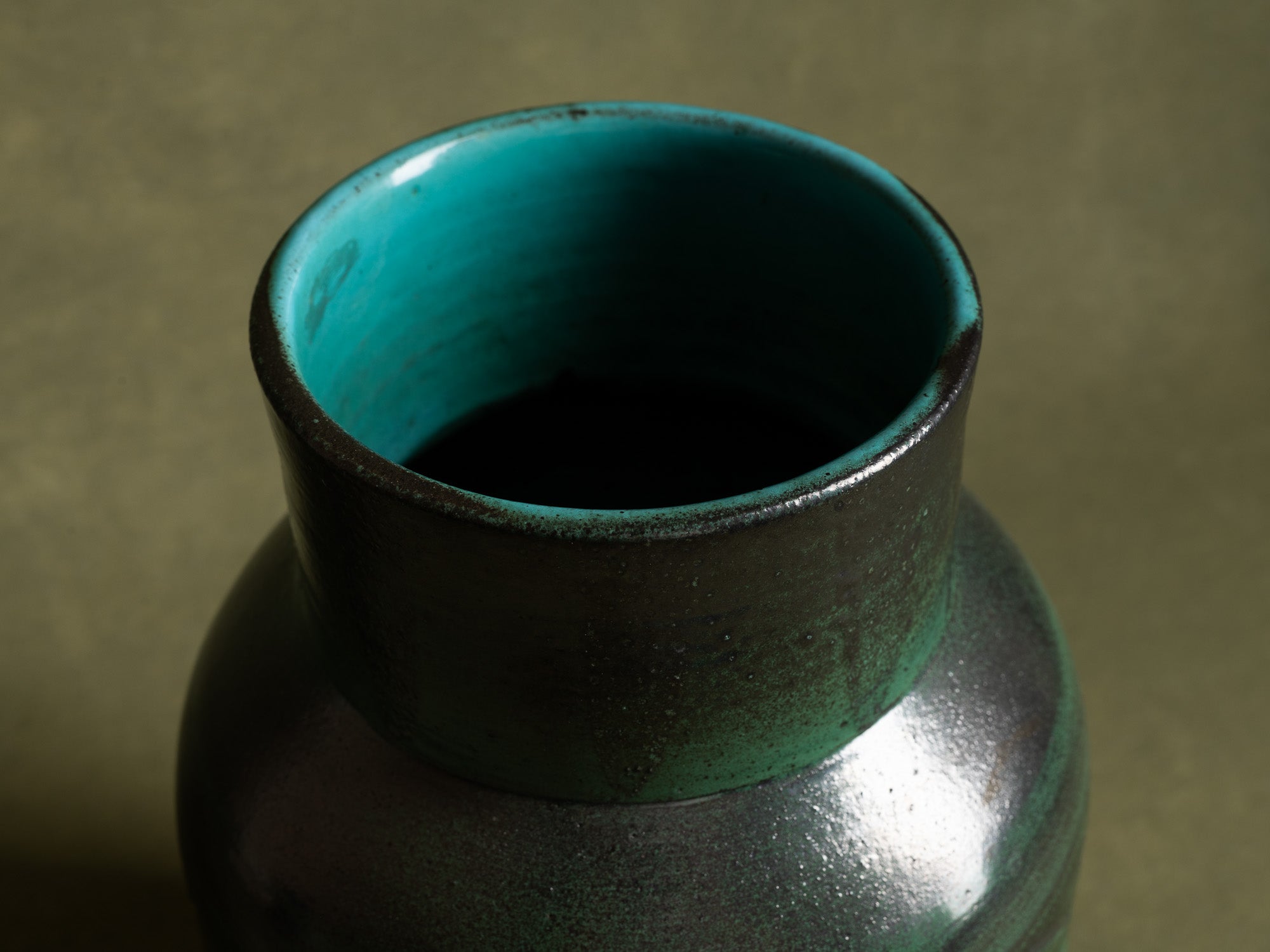 Important vase des Potiers d'Accolay, France (vers 1955)..Important vase by les Potiers d'Accolay, France (ca 1955)