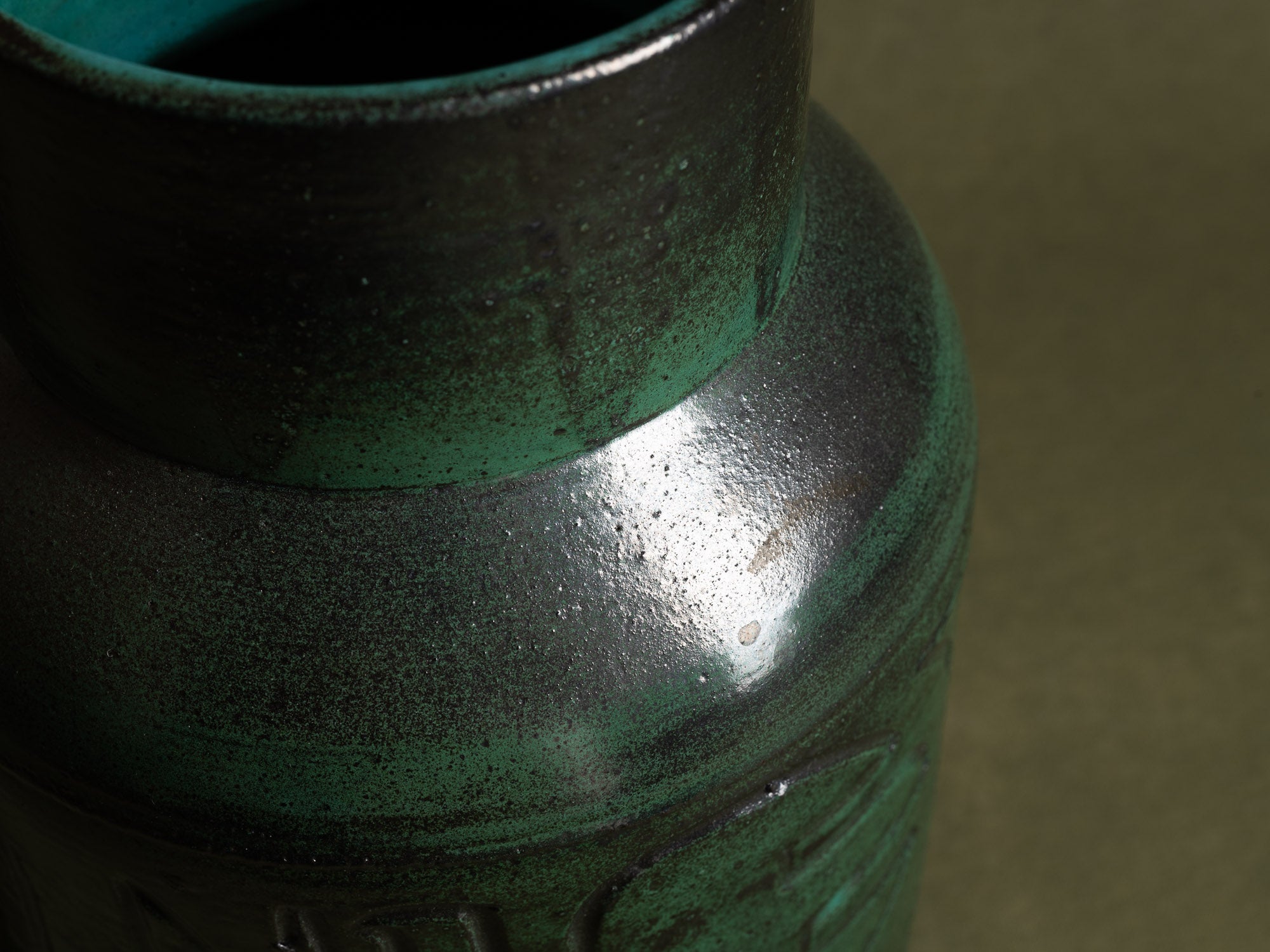 Important vase des Potiers d'Accolay, France (vers 1955)..Important vase by les Potiers d'Accolay, France (ca 1955)