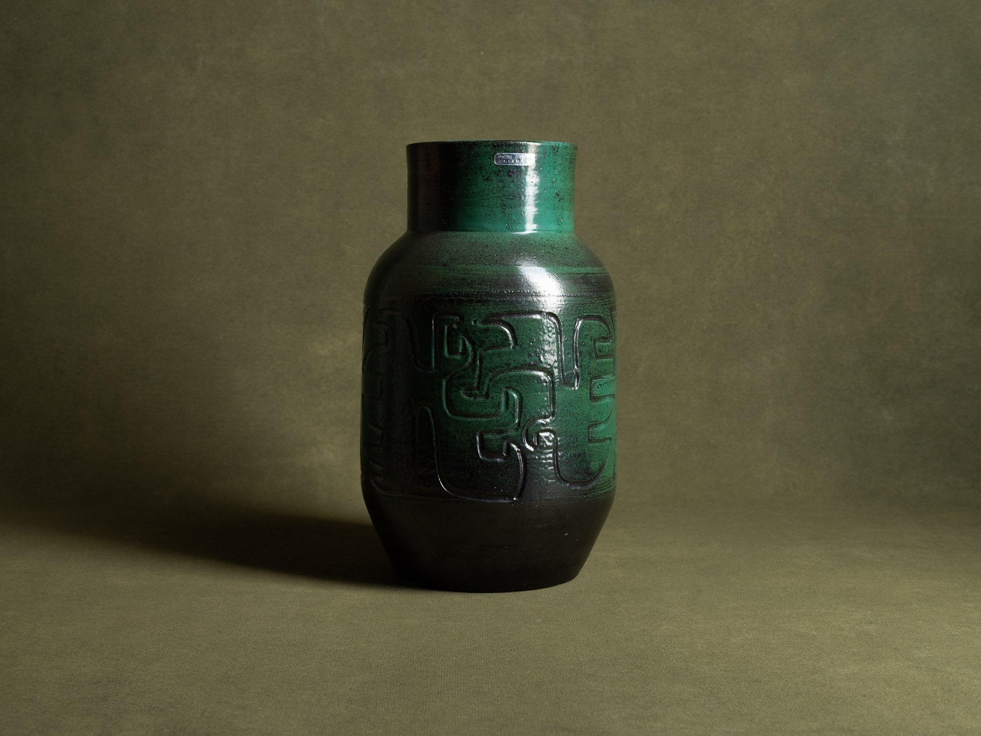 Important vase des Potiers d'Accolay, France (vers 1955)..Important vase by les Potiers d'Accolay, France (ca 1955)