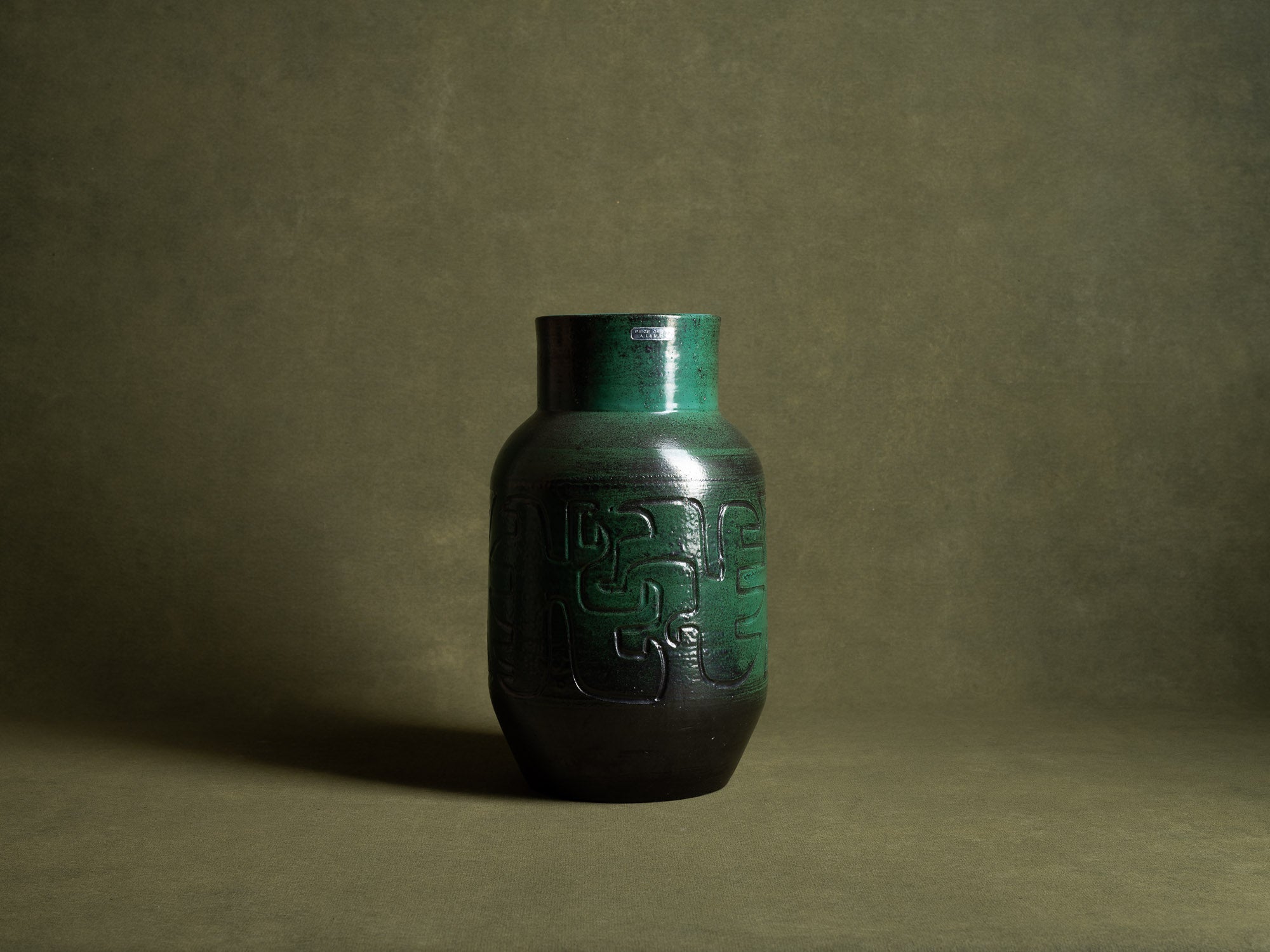 Important vase des Potiers d'Accolay, France (vers 1955)..Important vase by les Potiers d'Accolay, France (ca 1955)