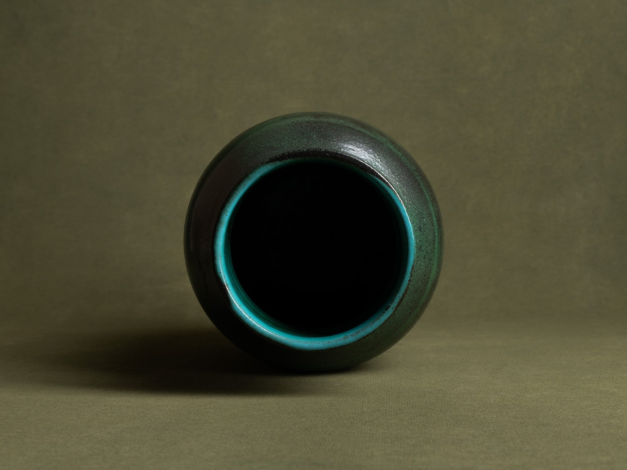 Important vase des Potiers d'Accolay, France (vers 1955)..Important vase by les Potiers d'Accolay, France (ca 1955)