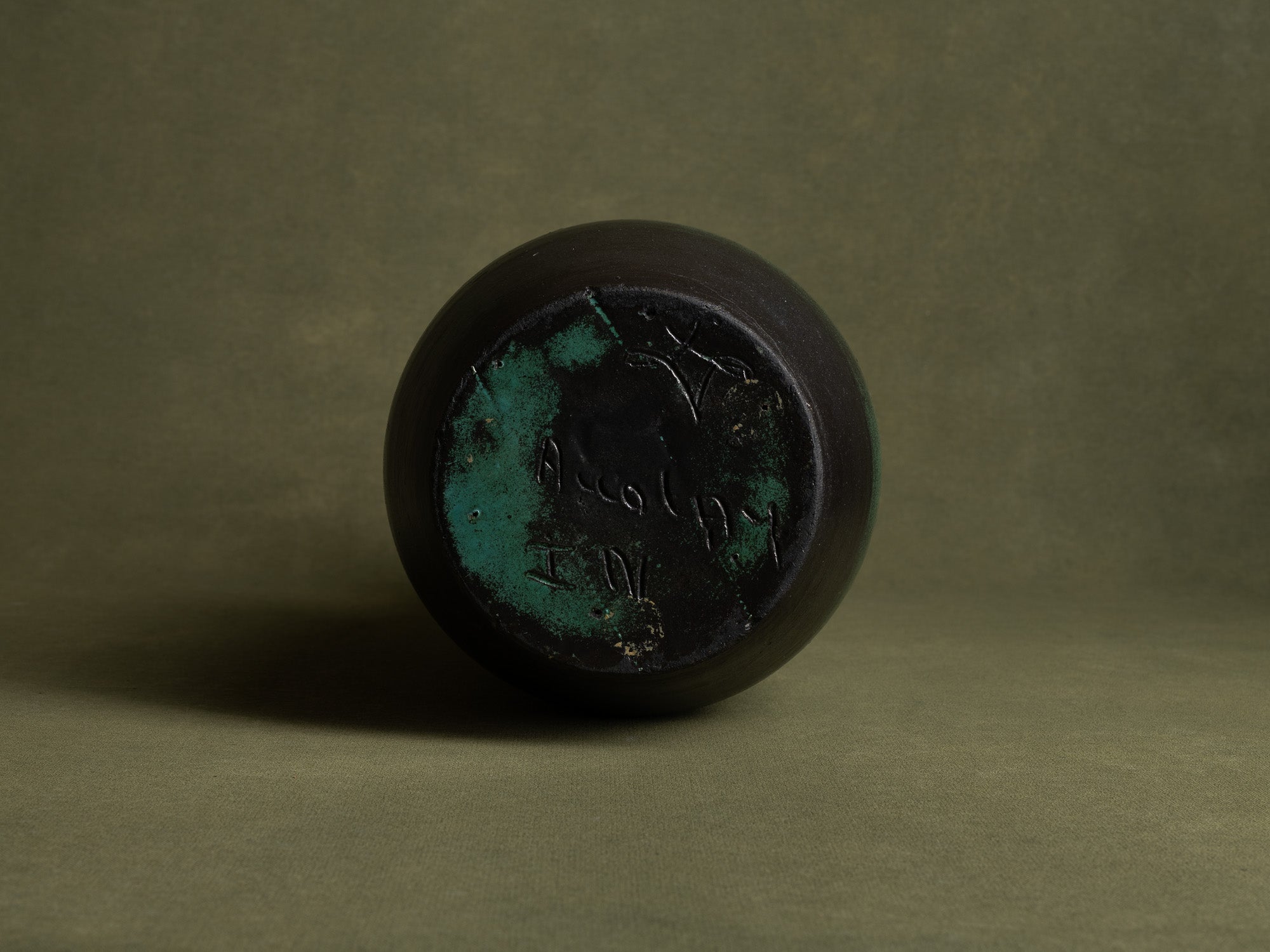 Important vase des Potiers d'Accolay, France (vers 1955)..Important vase by les Potiers d'Accolay, France (ca 1955)