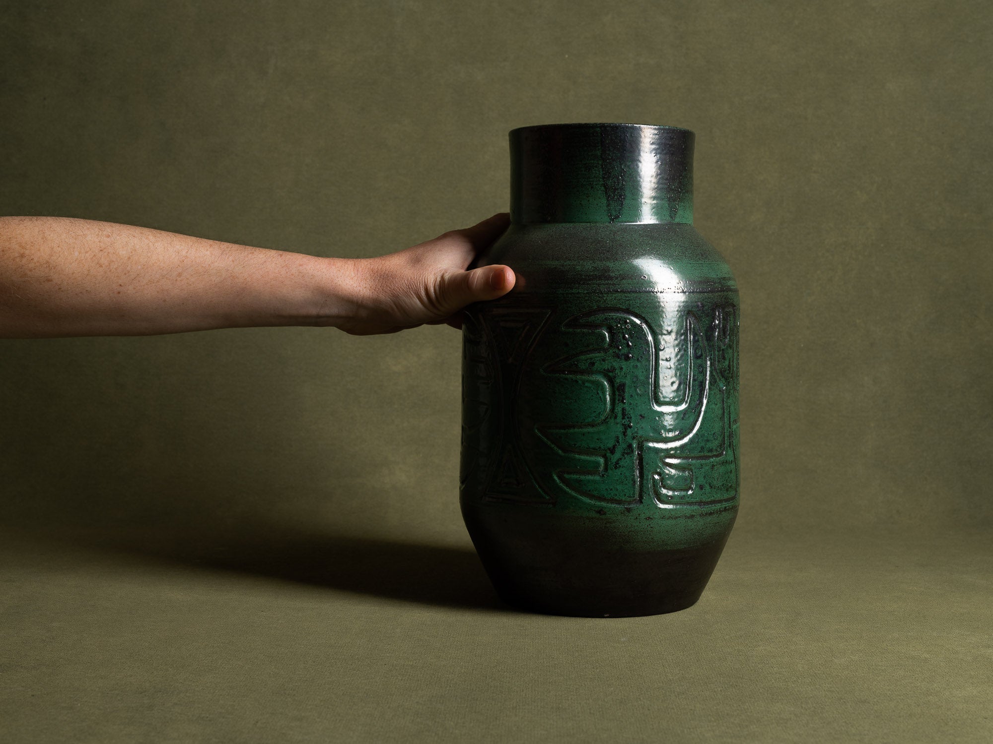 Important vase des Potiers d'Accolay, France (vers 1955)..Important vase by les Potiers d'Accolay, France (ca 1955)