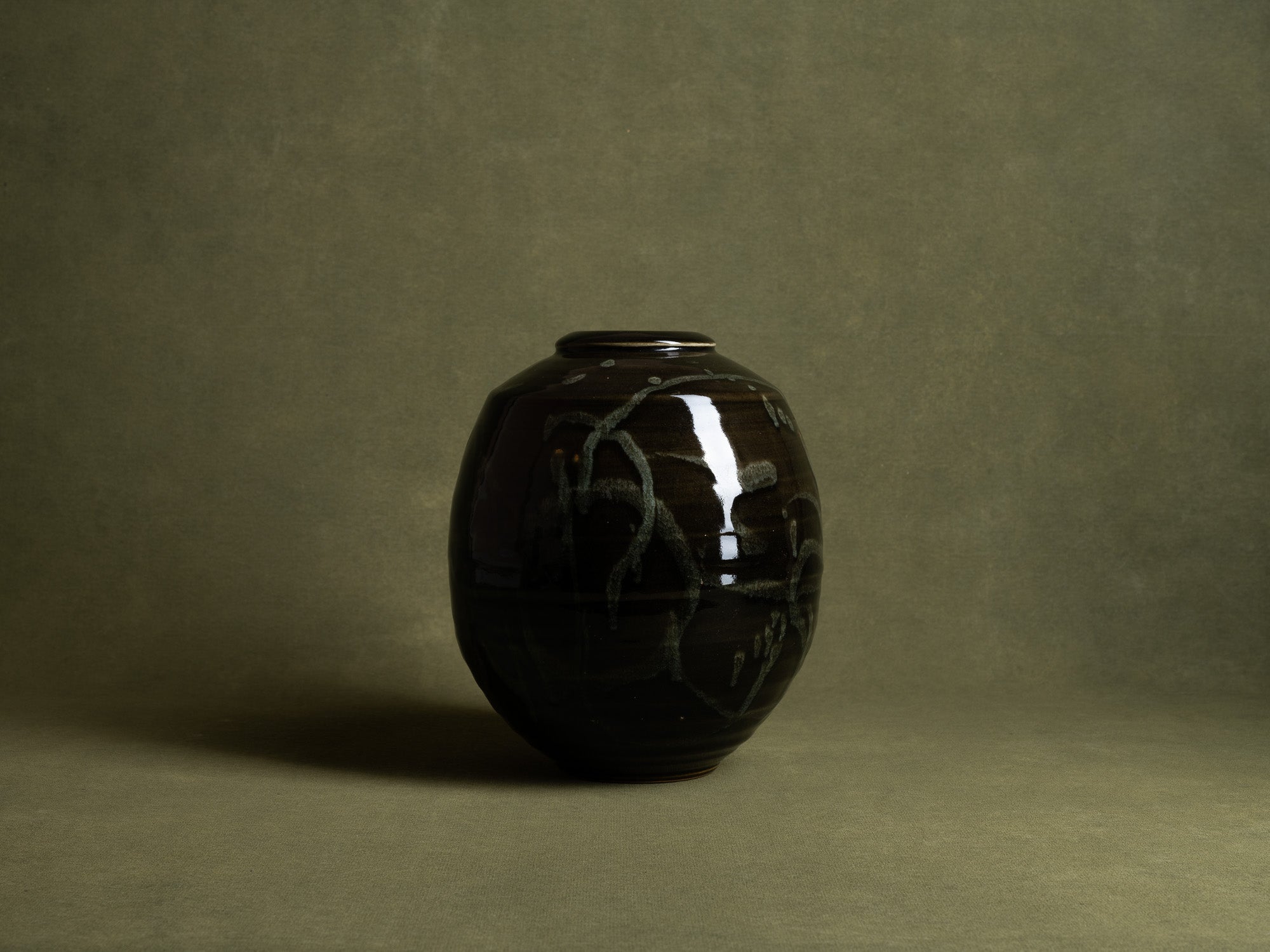 Grand vase à décor japonisant de Philippe Dubuc, France (vers 1980)..Huge japonist ceramic vase by philippe Dubuc, France (circa 1980)