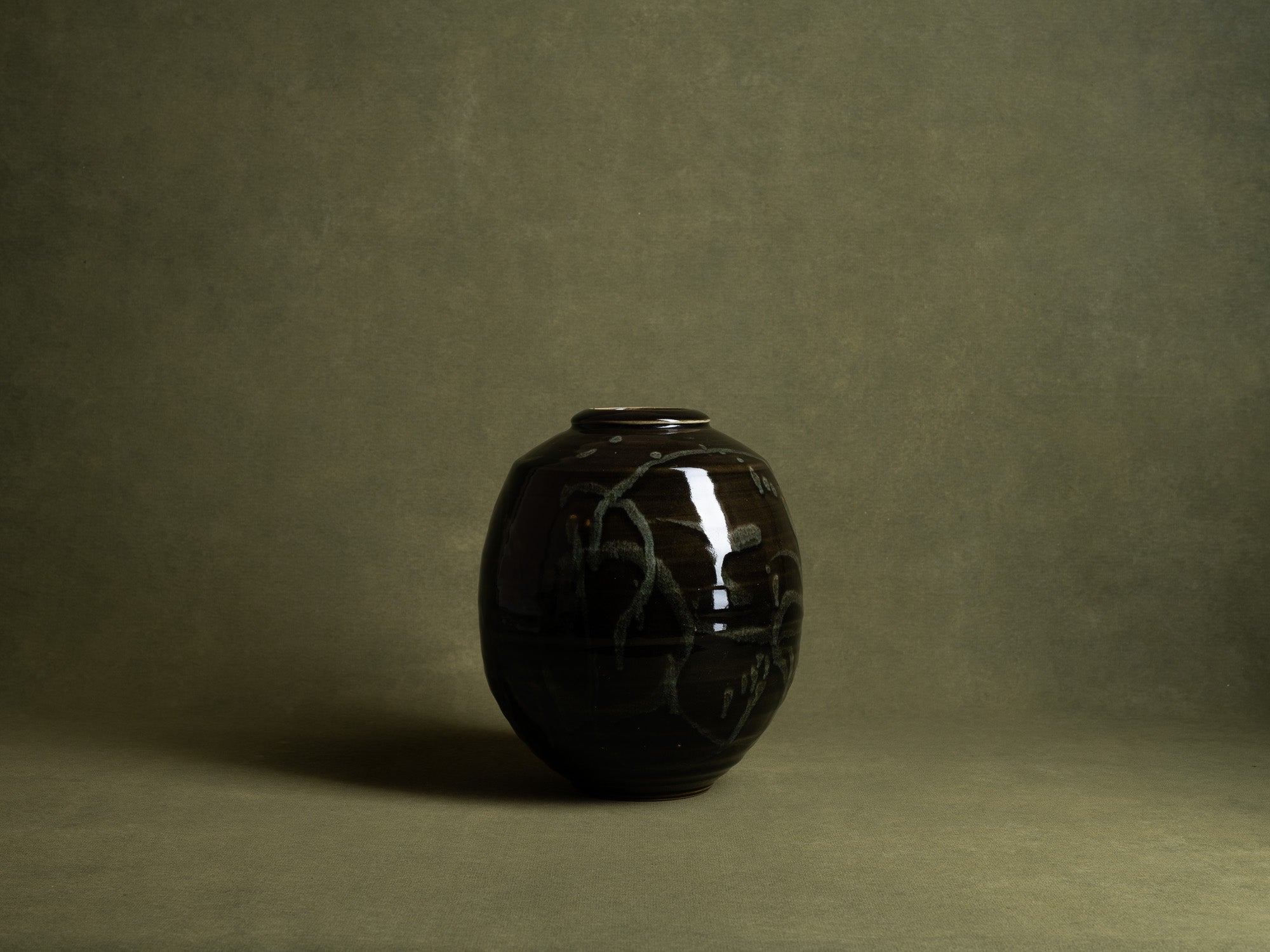 Grand vase à décor japonisant de Philippe Dubuc, France (vers 1980)..Huge japonist ceramic vase by philippe Dubuc, France (circa 1980)