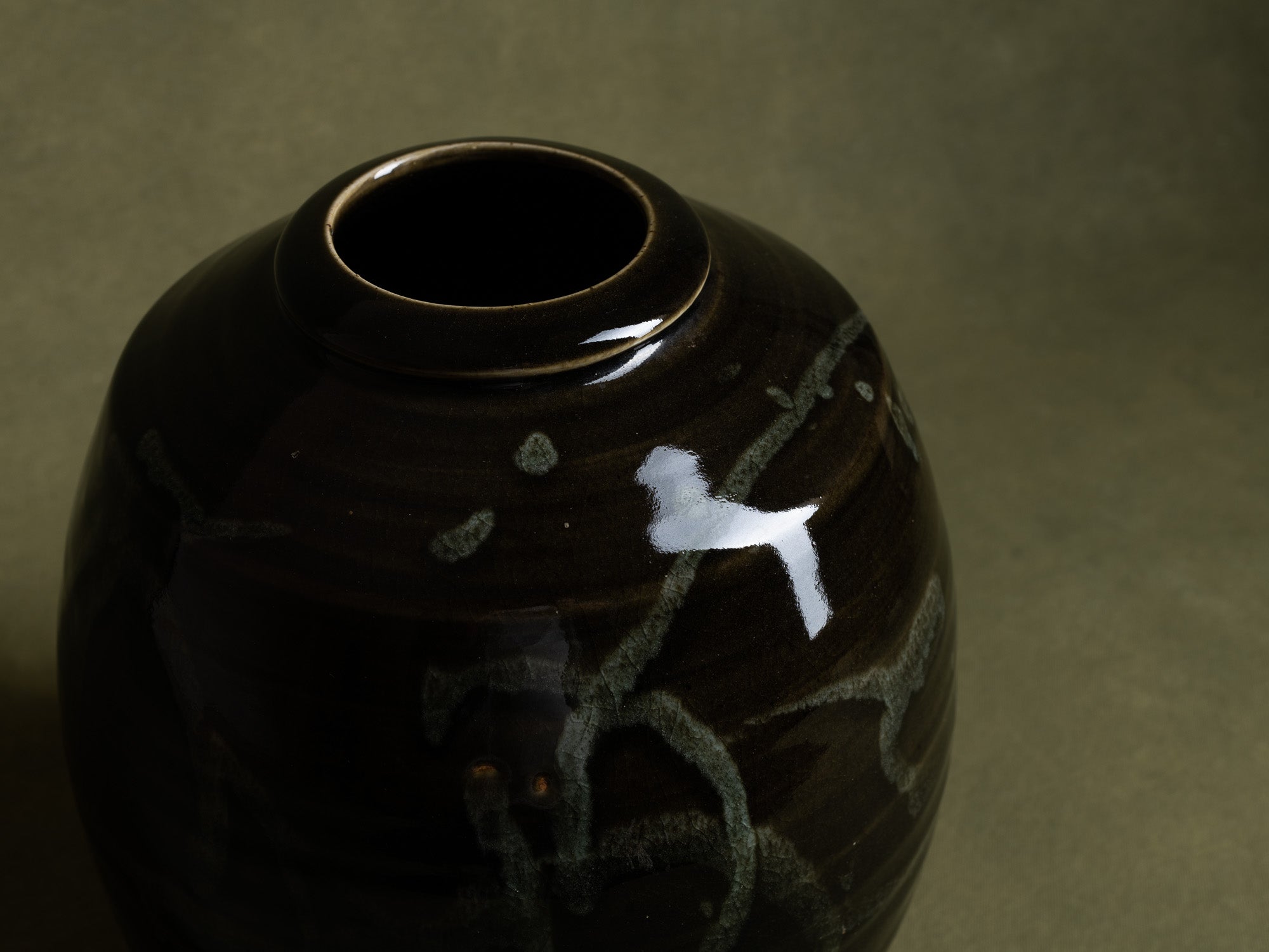 Grand vase à décor japonisant de Philippe Dubuc, France (vers 1980)..Huge japonist ceramic vase by philippe Dubuc, France (circa 1980)