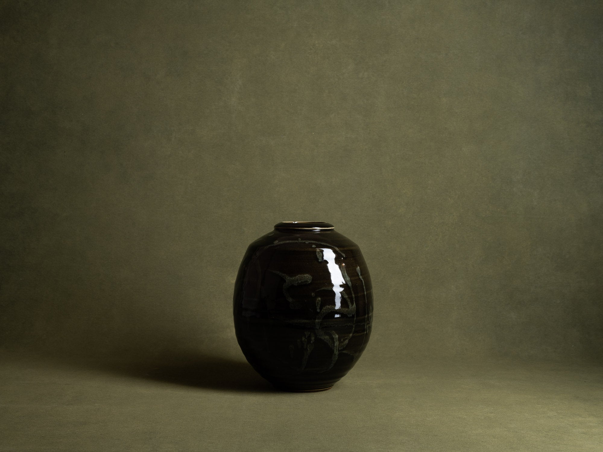 Grand vase à décor japonisant de Philippe Dubuc, France (vers 1980)..Huge japonist ceramic vase by philippe Dubuc, France (circa 1980)