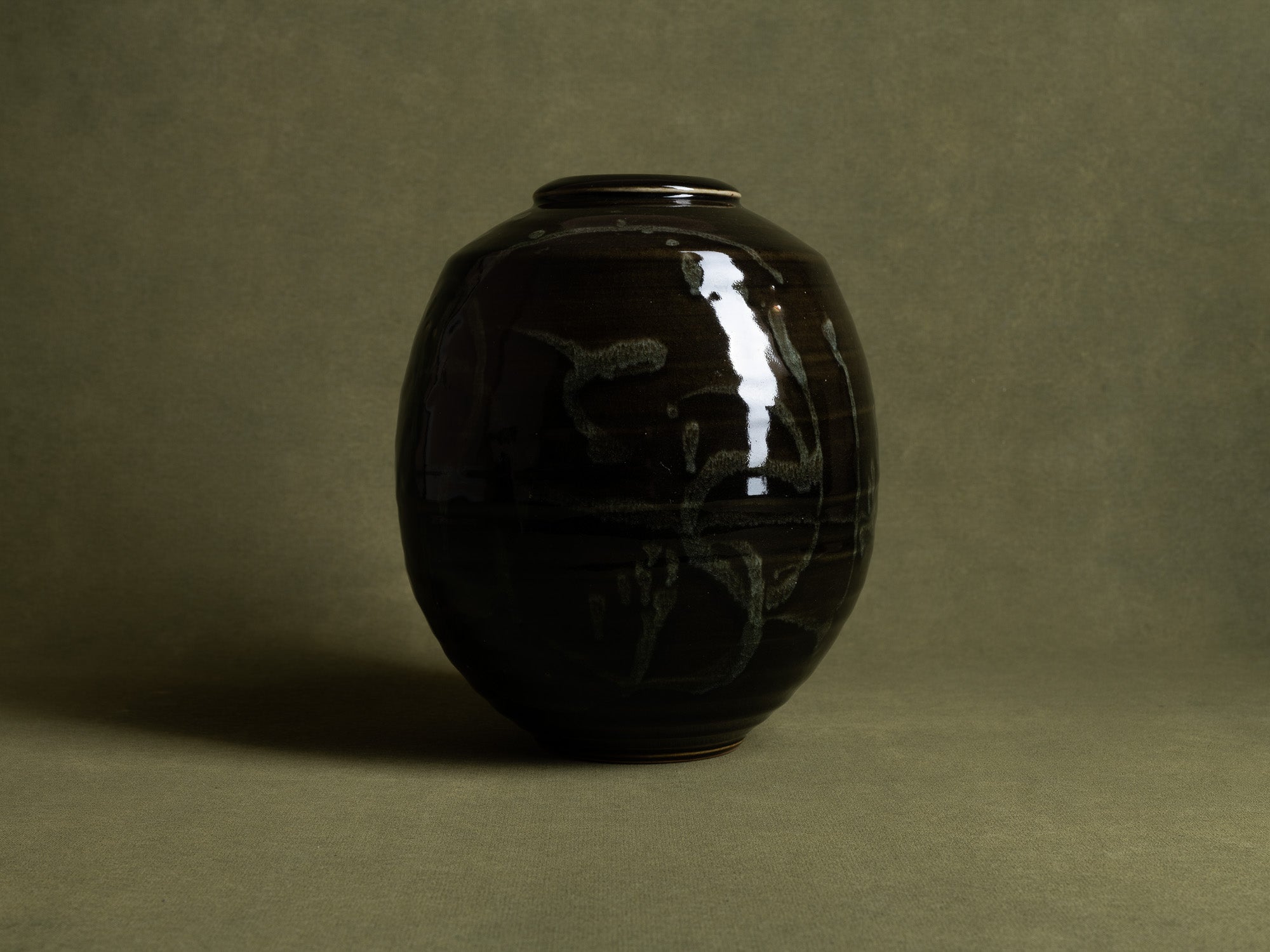 Grand vase à décor japonisant de Philippe Dubuc, France (vers 1980)..Huge japonist ceramic vase by philippe Dubuc, France (circa 1980)