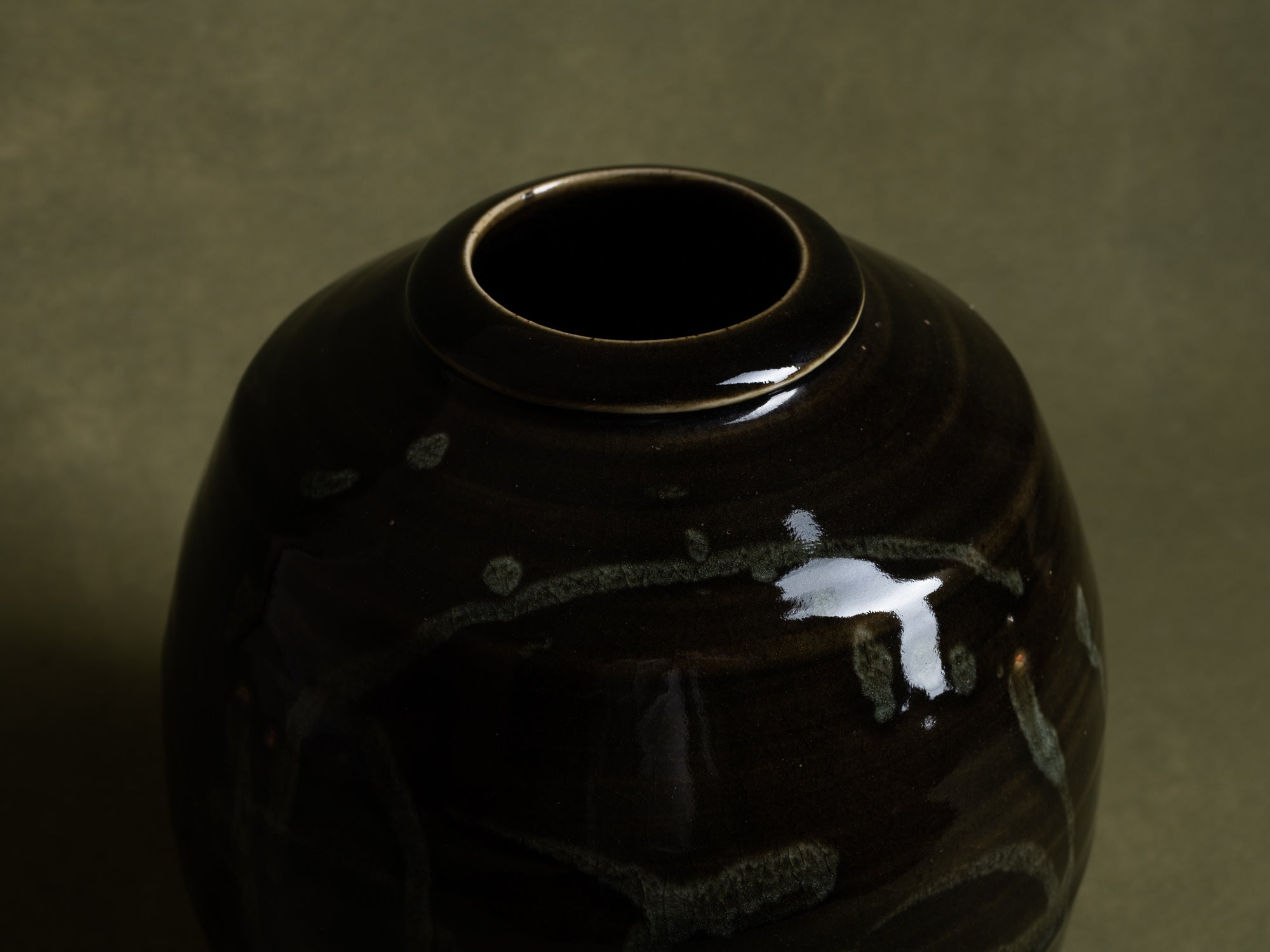 Grand vase à décor japonisant de Philippe Dubuc, France (vers 1980)..Huge japonist ceramic vase by philippe Dubuc, France (circa 1980)