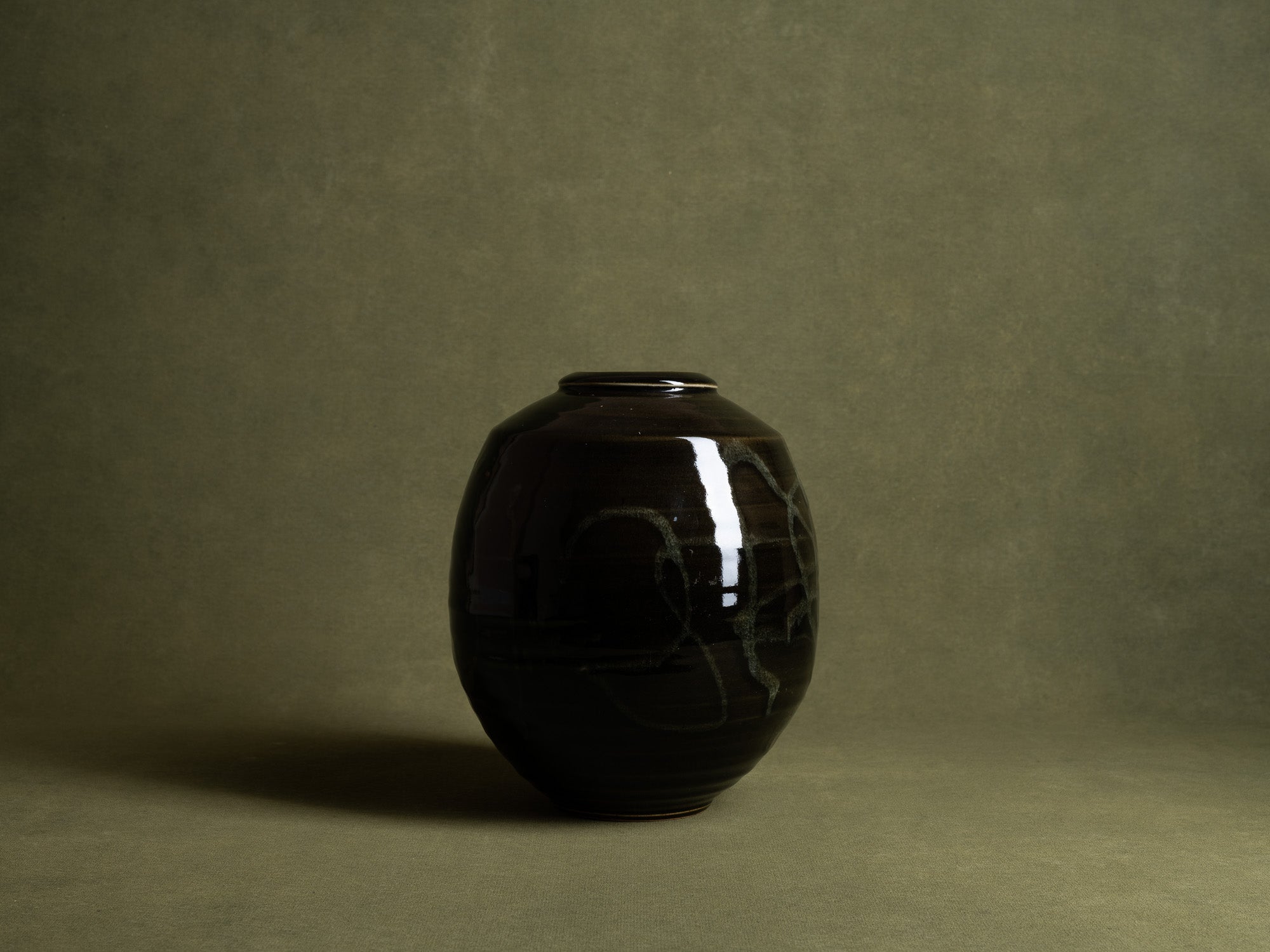 Grand vase à décor japonisant de Philippe Dubuc, France (vers 1980)..Huge japonist ceramic vase by philippe Dubuc, France (circa 1980)