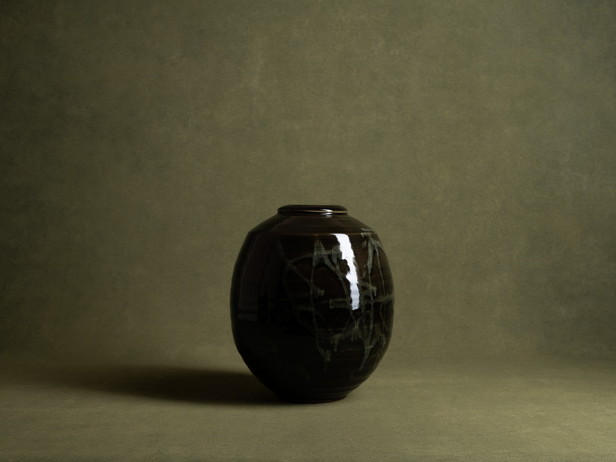 Grand vase à décor japonisant de Philippe Dubuc, France (vers 1980)..Huge japonist ceramic vase by philippe Dubuc, France (circa 1980)