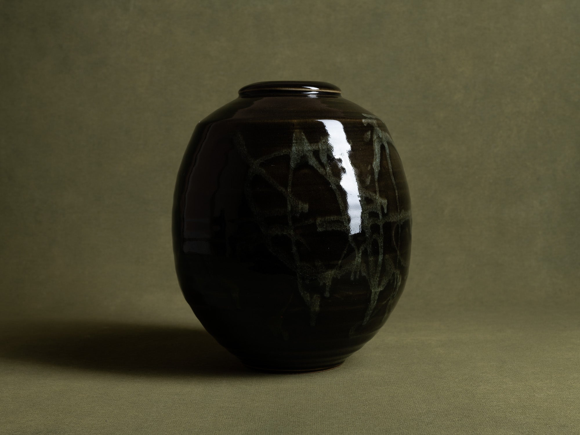 Grand vase à décor japonisant de Philippe Dubuc, France (vers 1980)..Huge japonist ceramic vase by philippe Dubuc, France (circa 1980)