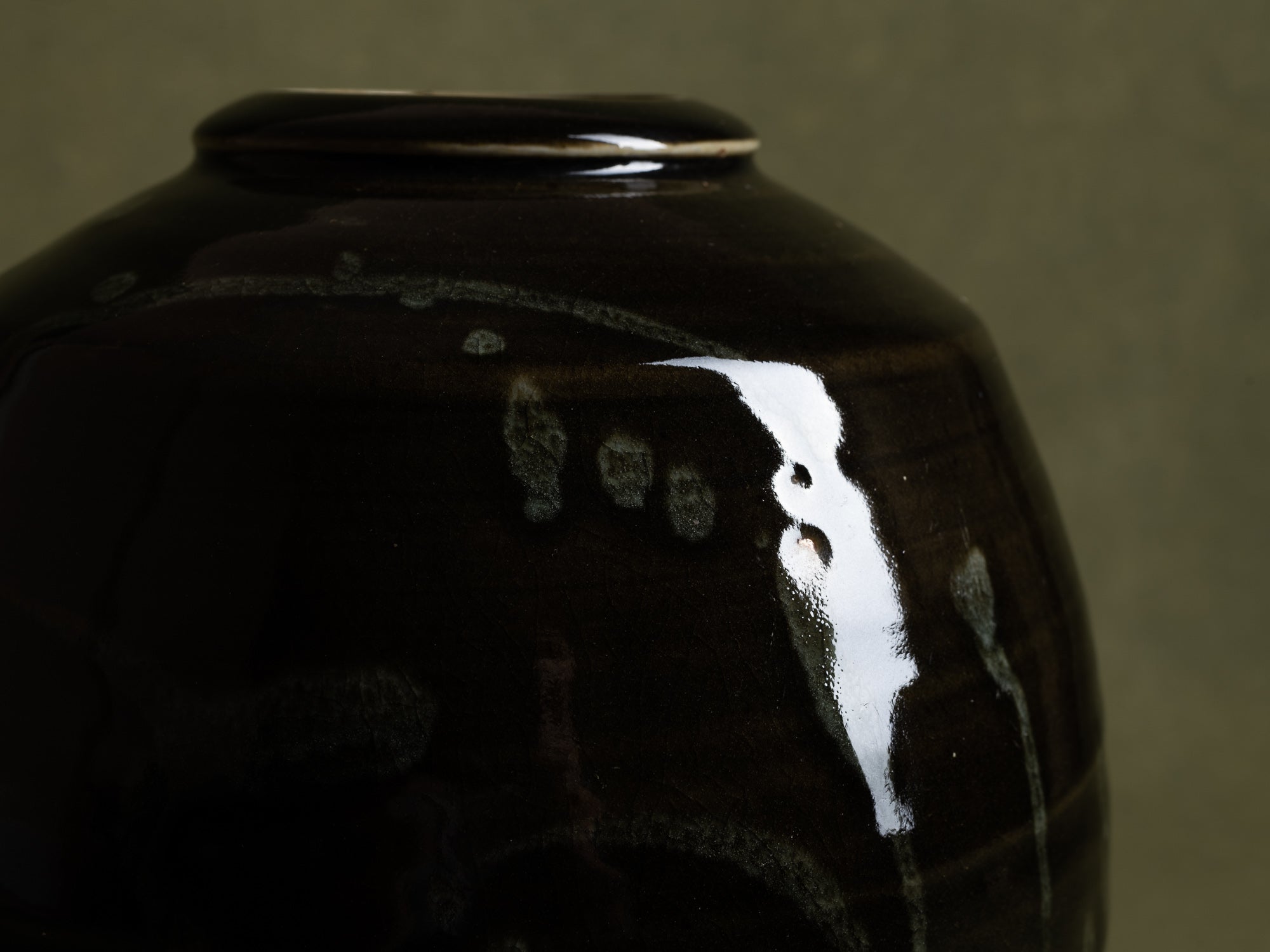 Grand vase à décor japonisant de Philippe Dubuc, France (vers 1980)..Huge japonist ceramic vase by philippe Dubuc, France (circa 1980)