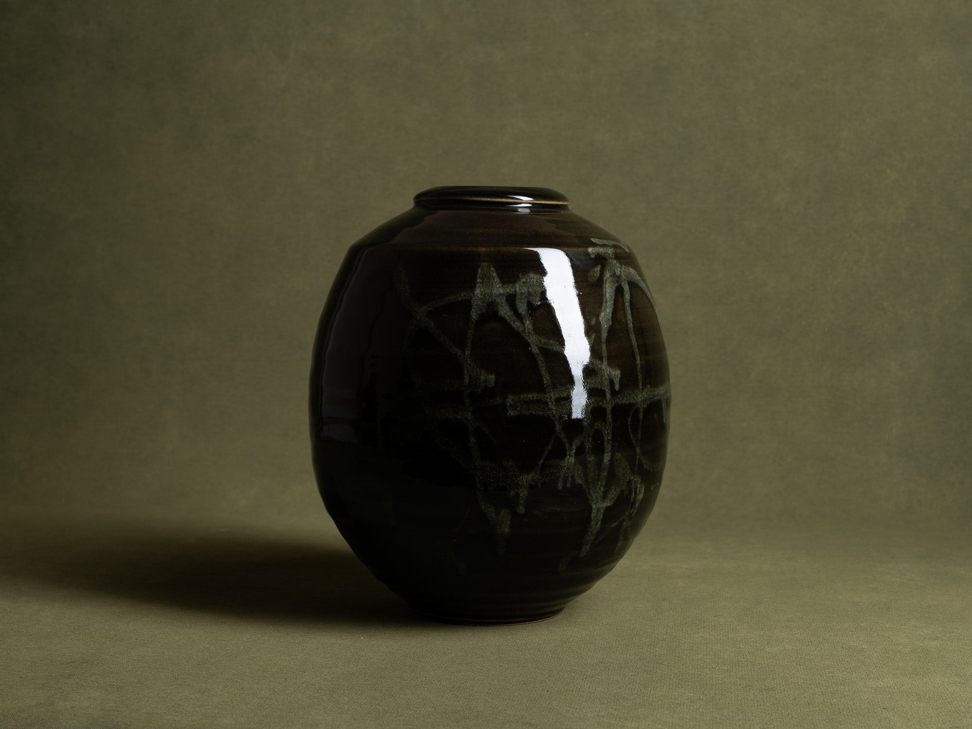 Grand vase à décor japonisant de Philippe Dubuc, France (vers 1980)..Huge japonist ceramic vase by philippe Dubuc, France (circa 1980)