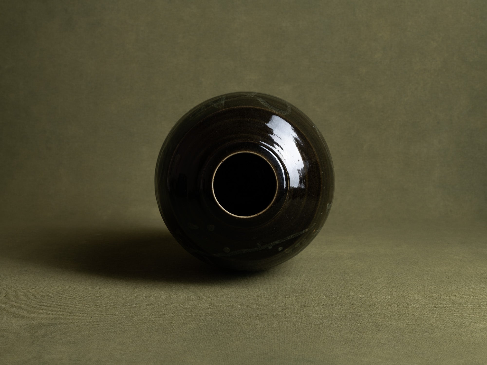 Grand vase à décor japonisant de Philippe Dubuc, France (vers 1980)..Huge japonist ceramic vase by philippe Dubuc, France (circa 1980)