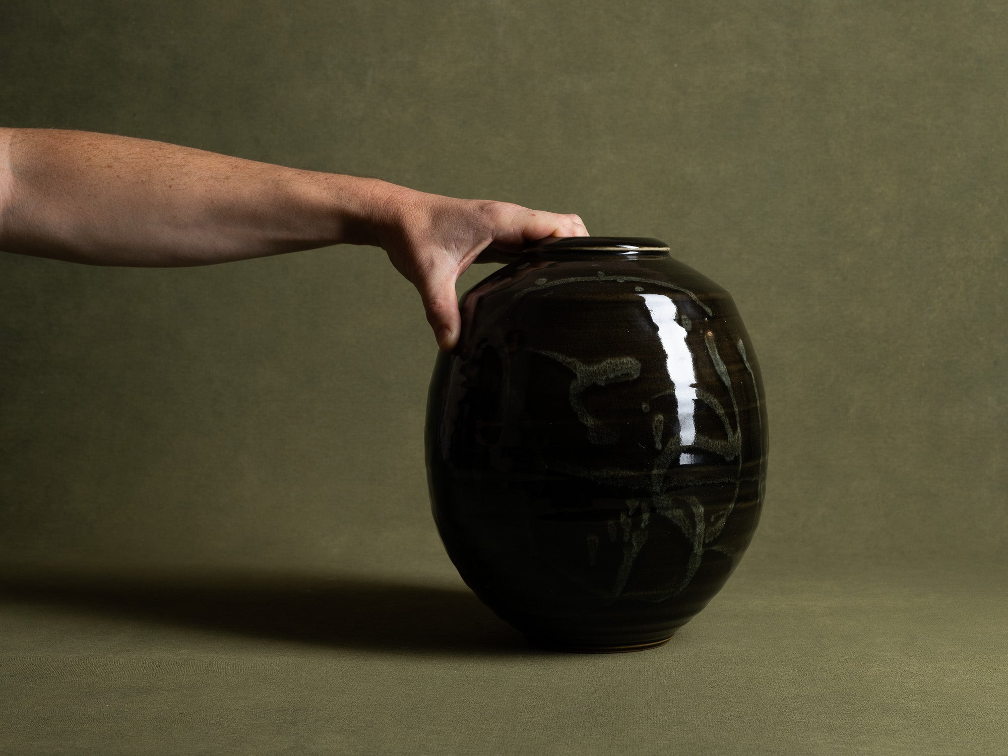Grand vase à décor japonisant de Philippe Dubuc, France (vers 1980)..Huge japonist ceramic vase by philippe Dubuc, France (circa 1980)