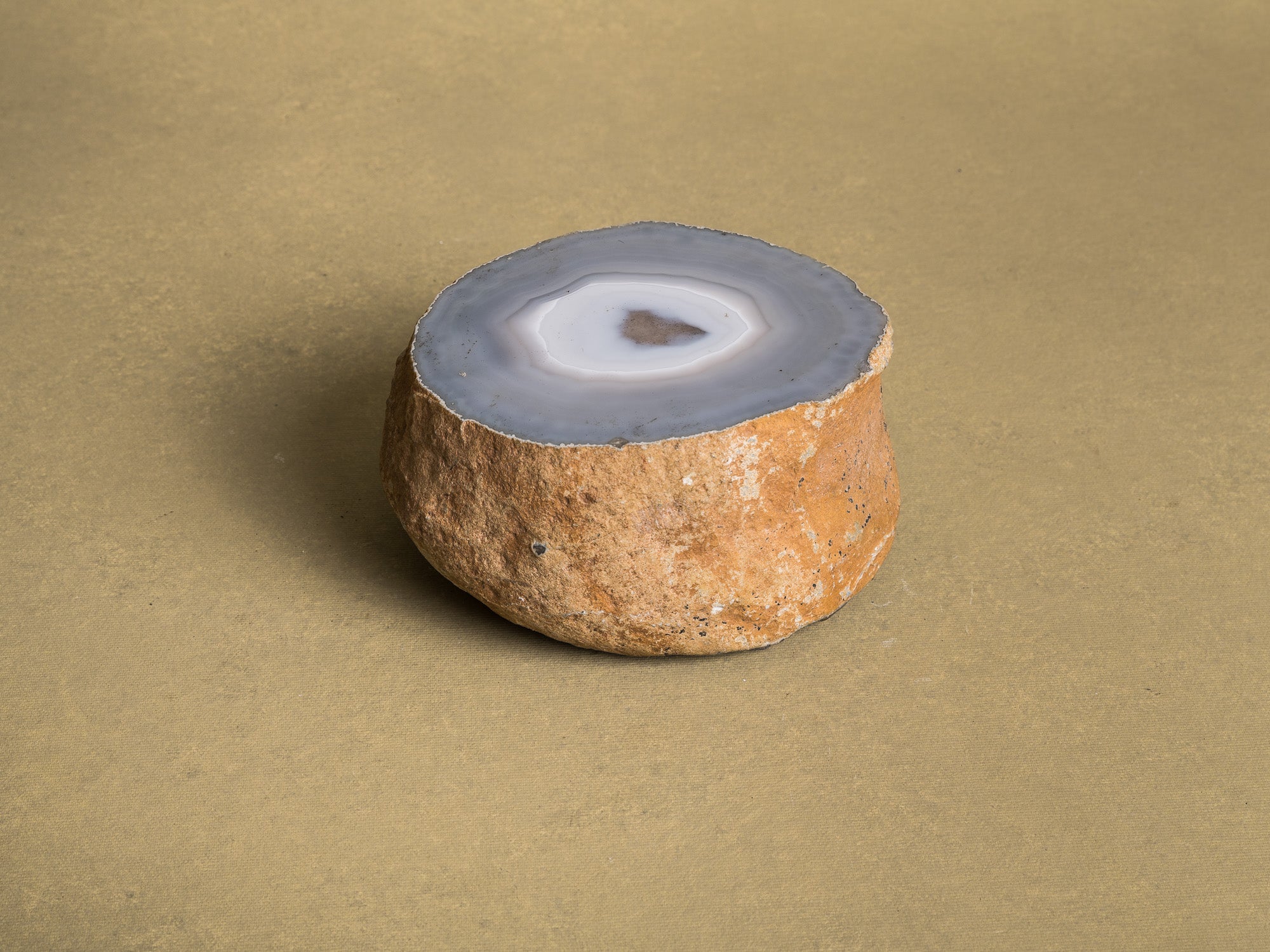 Curiosité, grande agate brute monolithe, France (vers 1970)..Curiosity, "brutalist" large agate stone, France (circa 1970)