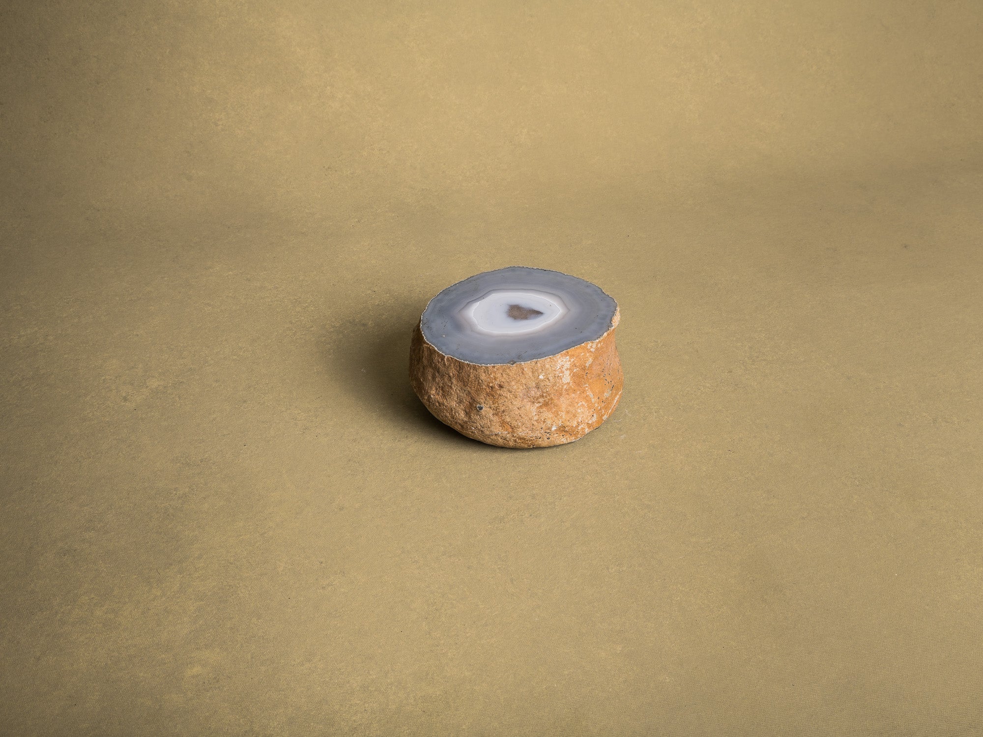 Curiosité, grande agate brute monolithe, France (vers 1970)..Curiosity, "brutalist" large agate stone, France (circa 1970)
