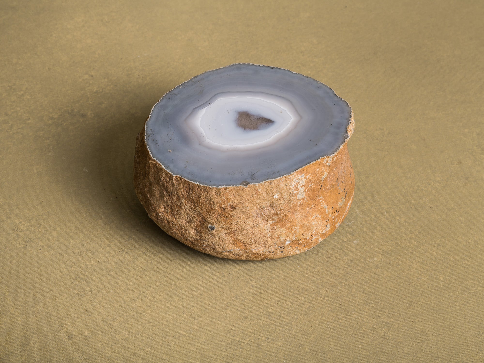 Curiosité, grande agate brute monolithe, France (vers 1970)..Curiosity, "brutalist" large agate stone, France (circa 1970)