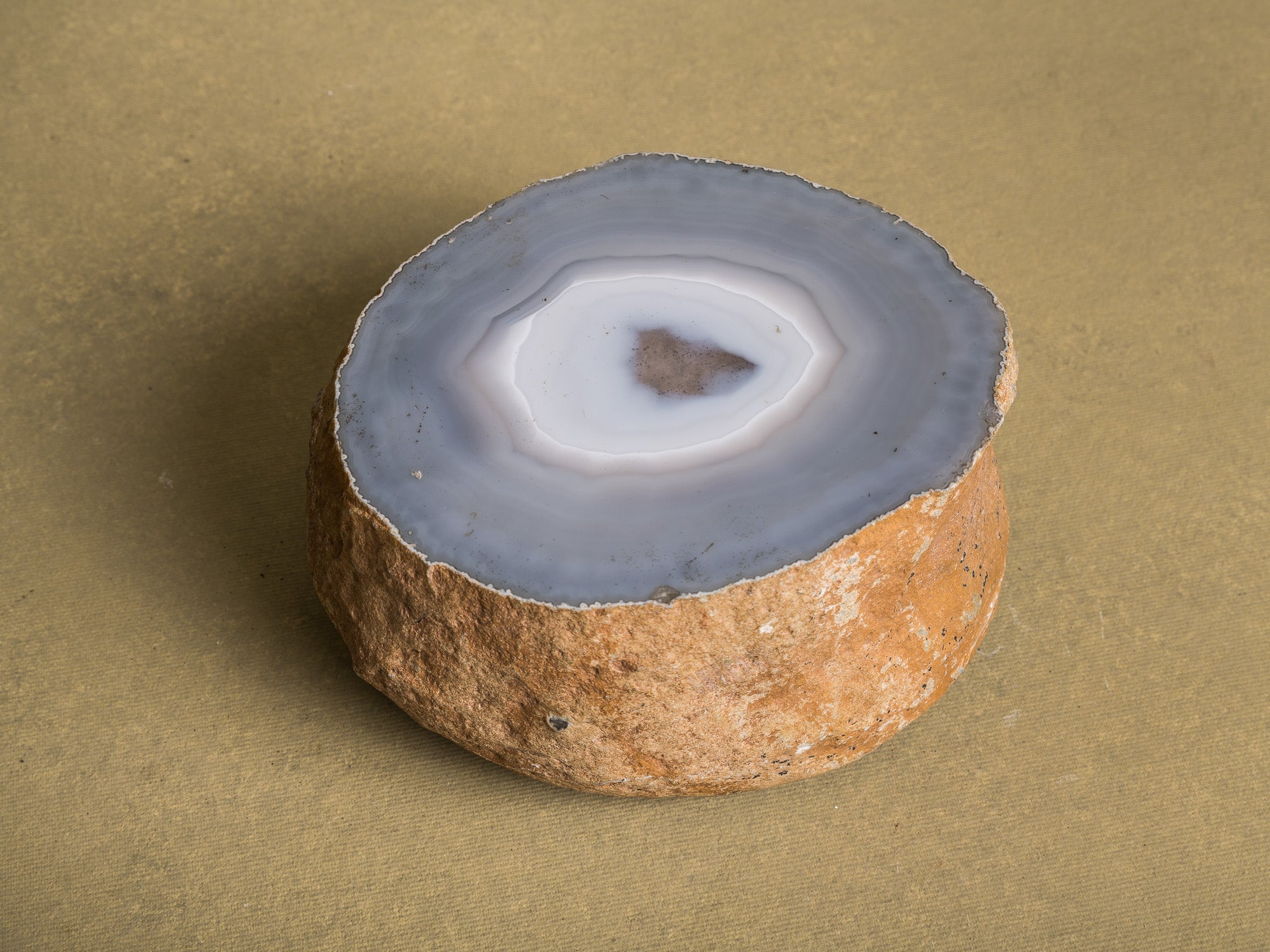Curiosité, grande agate brute monolithe, France (vers 1970)..Curiosity, "brutalist" large agate stone, France (circa 1970)