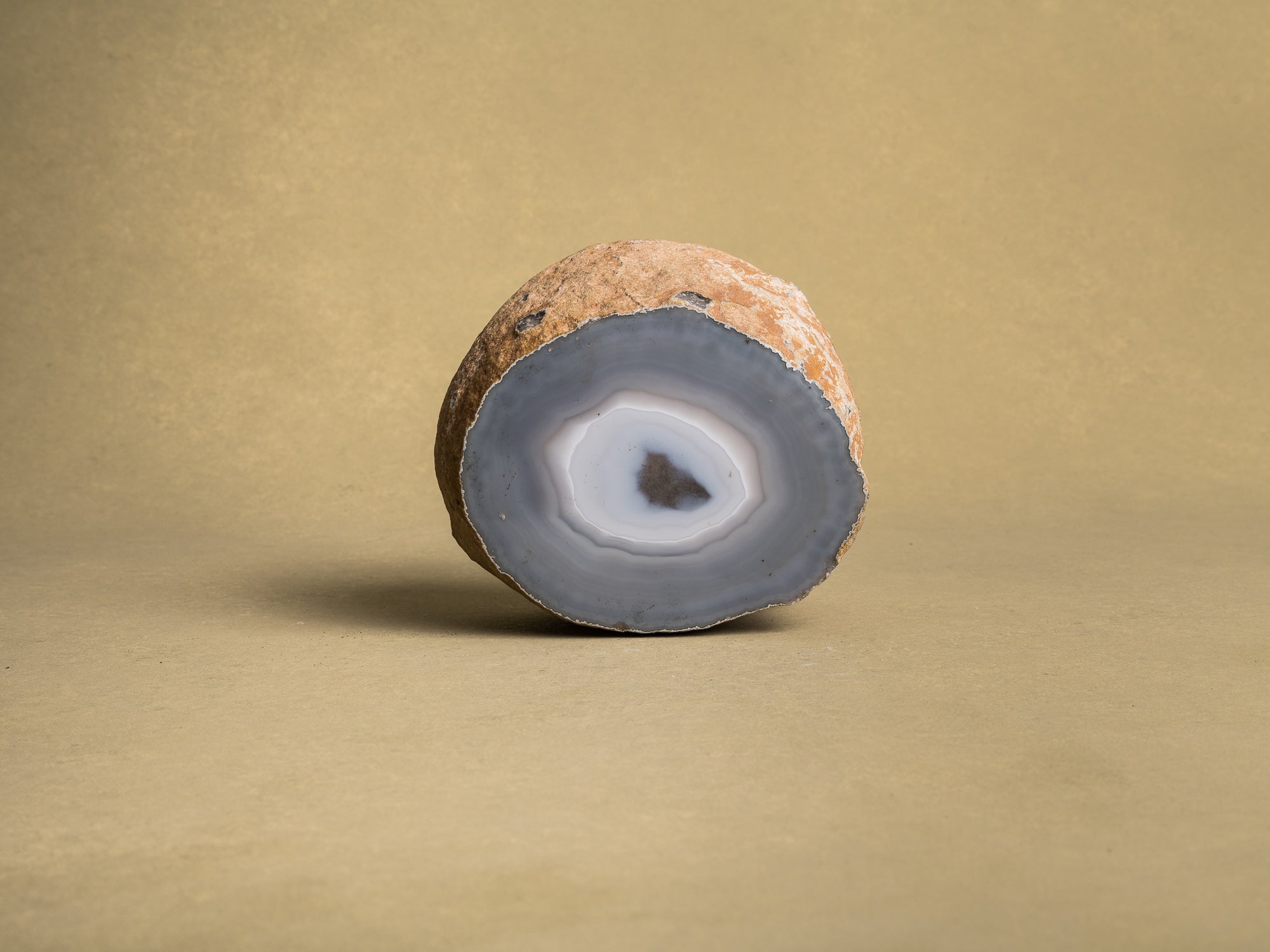 Curiosité, grande agate brute monolithe, France (vers 1970)..Curiosity, "brutalist" large agate stone, France (circa 1970)