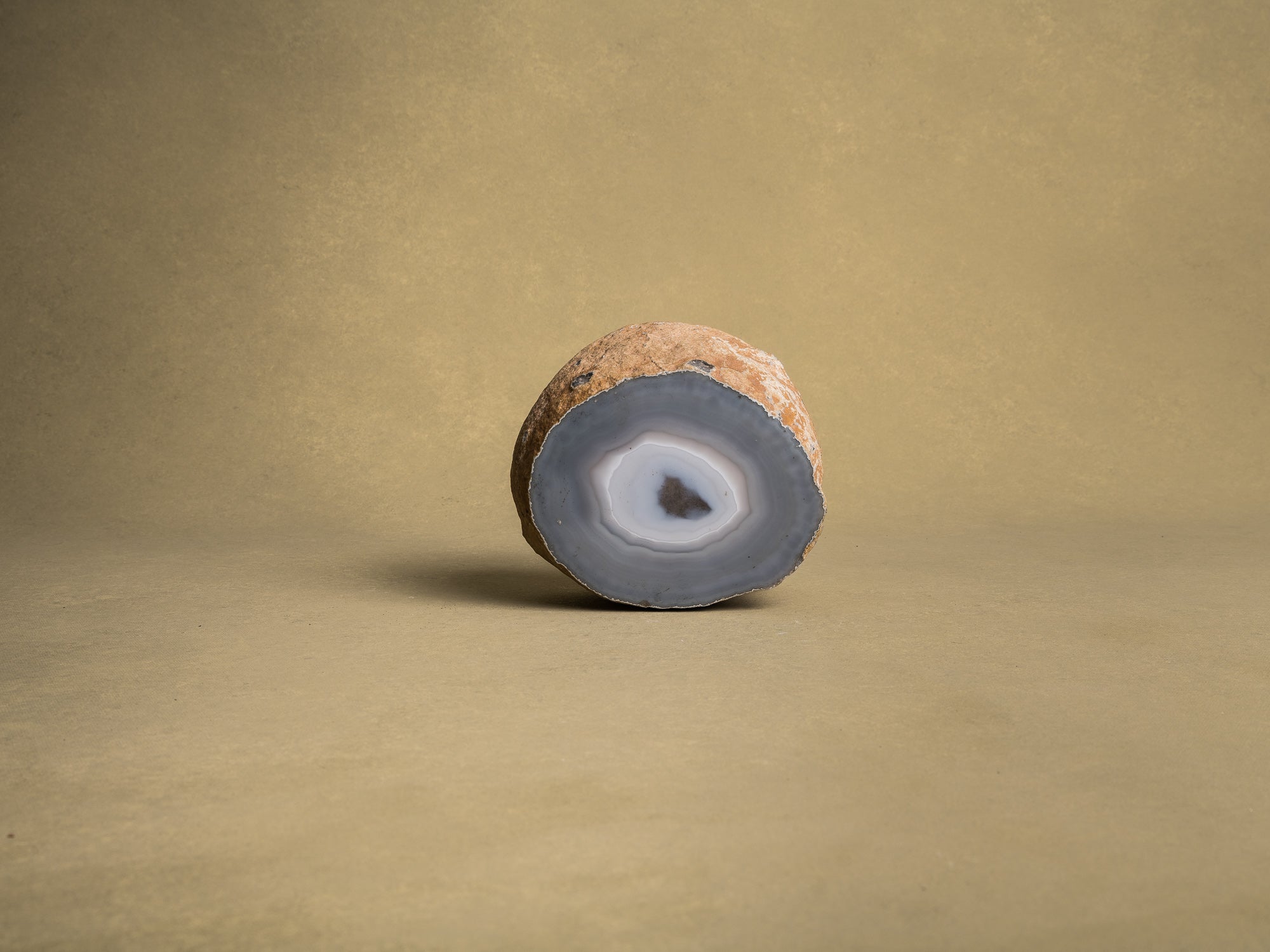 Curiosité, grande agate brute monolithe, France (vers 1970)..Curiosity, "brutalist" large agate stone, France (circa 1970)