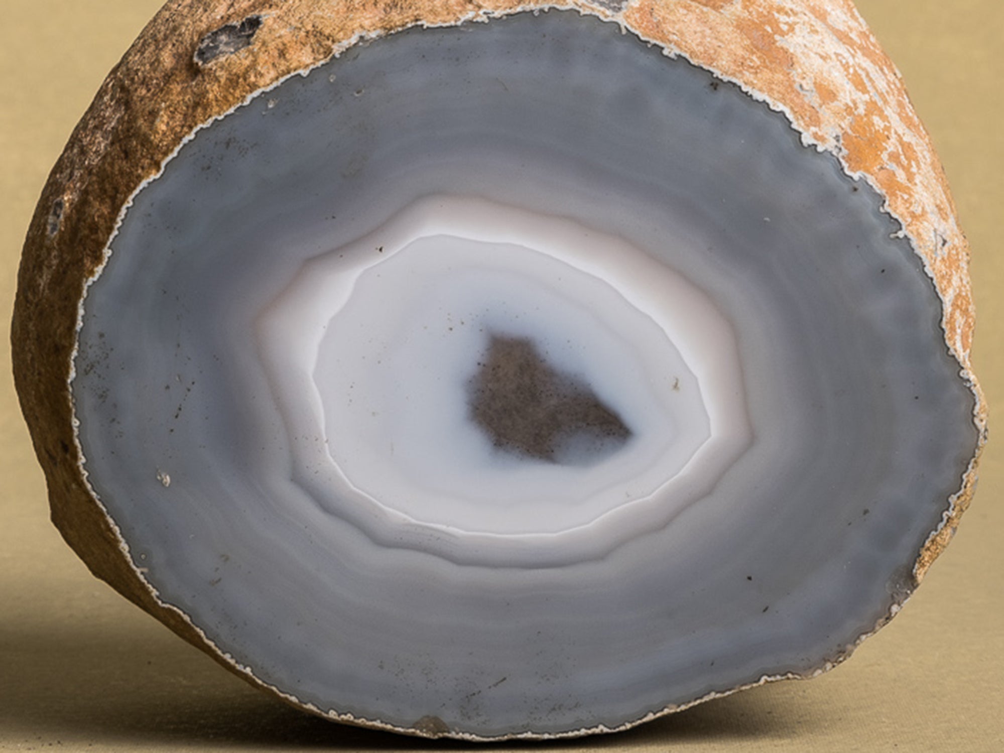 Curiosité, grande agate brute monolithe, France (vers 1970)..Curiosity, "brutalist" large agate stone, France (circa 1970)