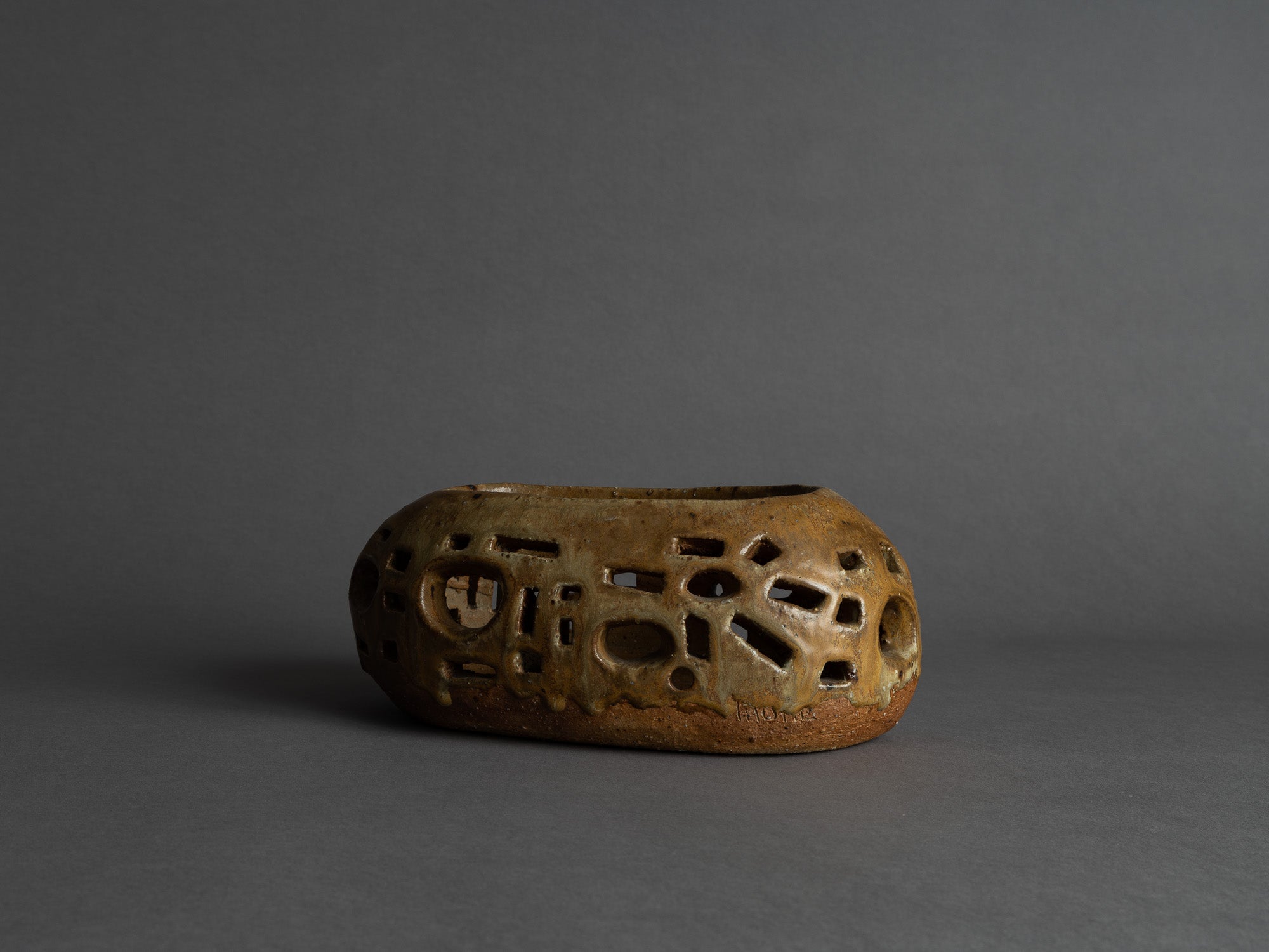 Rare photophore en grès d'Annie Maume, France (vers 1970)..Rare free form stoneware tealight by Annie Maume, France (circa 1970)
